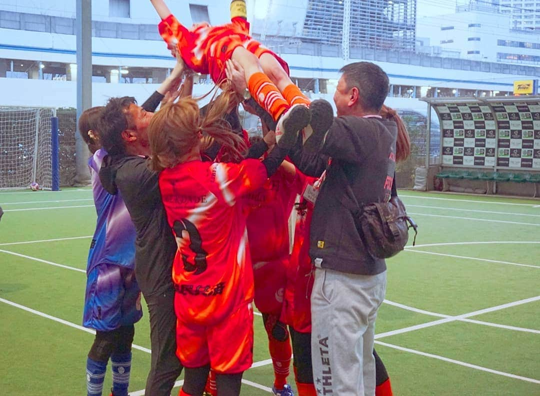 梁愛美さんのインスタグラム写真 - (梁愛美Instagram)「Flying aimi🥺🥺🥺www ❥︎ ❥︎ #あいみ空飛んだってよ ໒꒱໒꒱໒꒱ ❥︎ ❥︎ 青山すこやか本舗presents 『魔法のダイエット ステラFリーグ』 2020シーズン 第1節 in アディダスフットサルパーク川崎 ❥︎ ❥︎ #OMIASHIchula 3位入賞🥉⚽✨✨✨ ❥︎ ❥︎ 3位確定が決まった瞬間、チームみんなで抱き合って〜転げ倒れて〜からの胴上げ🙌🙌🙌✨✨✨ ❥︎ ❥︎ あのみんなの笑顔が忘れられない…🥺🥺🥺💔 ❥︎ ❥︎ Proof of effort✨✨✨ ❥︎ ❥︎ #努力は絶対報われる 🔥🔥🔥 ❥︎ ❥︎ 🐥🐥🐥🐢🐢🐢⚽💨 ❥︎ ❥︎ #芸能人女子フットサル #芸能人女子フットサルリーグ #芸能人女子フットサル大会 #ステラFリーグ #フットサル女子 #フットサルギャル #個サル女子 #背番号8 #キャプテン #梁愛美 #プラチナムプロダクション #魔法のダイエット #青山すこやか本舗 #リベルダージ #アディダスフットサルパーク #アディダスフットサルパーク川崎 #フットサル好きな人と繋がりたい #サッカー好きな人と繋がりたい #胴上げ #愛美ちゃん奮闘記 #プラチナムプロダクション #梁愛美 #OMIASHIchula #liberdade #futsal #platinumproduction #aimiryou」3月4日 21時11分 - aimipink