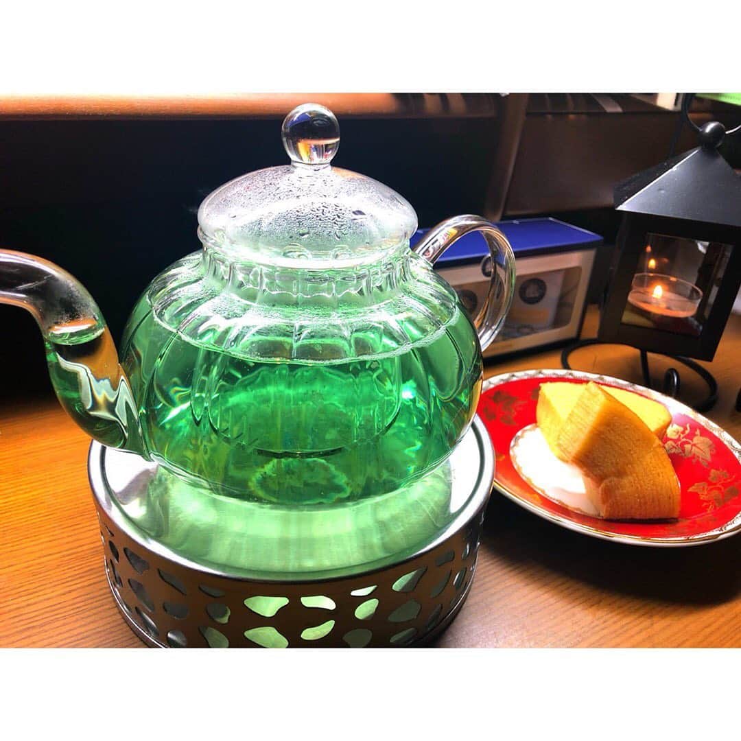 志村玲於さんのインスタグラム写真 - (志村玲於Instagram)「カクタスブルーでやって見たんだけどダメでした笑 人工の光の方が青は映えるね なんか悔しい…。 #紅茶 #紅茶好き #紅茶Butler #今回は青茶」3月4日 21時07分 - reoshimura0129