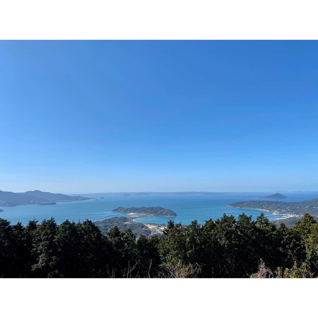 ばってん少女隊さんのインスタグラム写真 - (ばってん少女隊Instagram)「#そららからの投稿  少し前に糸島にある可也山に登ってきました ・ 頂上には糸島の海が 太陽にあたってキラキラと輝いてました すごく綺麗でした ・ たまには自然に触れて 心を癒すのもいいですね ・ 山登り中は、山ってどのような過程で 出来るのか考えながら登ってました ほんと不思議。 ・ #星野蒼良 #ばってん少女隊 #ばっしょー#スタプラ #可也山」3月4日 21時20分 - but_show.insta