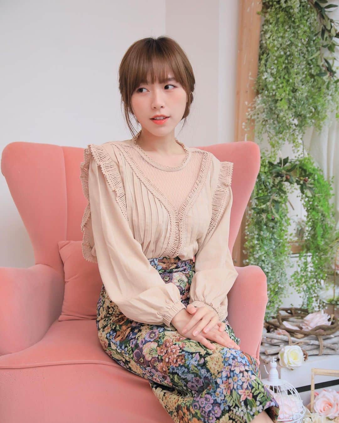 Miss Hunnyのインスタグラム：「上衣真的很會耍心機🙈🙈🙈 @calicobycyn 家的衣服就是有種 令女生變得精緻的魔力❤️ 我和@cynbunny 穿出不一樣的感覺吧！  Hair make | @rickb1126 (9637 1903) Photo by @szetosifu」