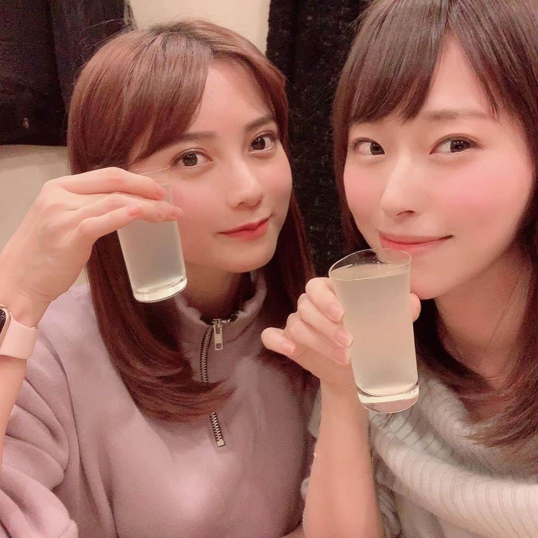 花奈澪さんのインスタグラム写真 - (花奈澪Instagram)「コリドー街にある「鮨處 やまだ」﻿ 高級寿司店にしては珍しく、﻿ つまみや一品物無しで握りからスタート。﻿ ﻿ 大将の名言は﻿ 「寿司はセットリストが全て」﻿ ﻿ 基本は15貫のコースなのだが﻿ このお店の面白いところは﻿ 「食べ終わってからの2ラウンド目が本番」﻿ ﻿ 大将に聞かれ﻿ ｰあと何貫食べるか。﻿ ﻿ 自己申告したらそれで決まり。﻿ ﻿ 自分が8貫で隣の人が15貫。﻿ 自分には無い「赤貝」を出されているのを横目に見て、食べたいー！！！と思っても、絶対に出してくれない。﻿ ﻿ そう、寿司はセトリが全て。﻿ その貫数に合わせた順番が、ラインナップが大将の脳内で構築されているからだ。﻿ ﻿ シャリは一種類。麹酢？を使っているとのこと。﻿ 赤酢だけより、固めの味わい。﻿ ﻿ どのお魚も、いま流行の熟成ものだが、﻿ 温度や味付け、こだわりが違う。﻿ まじでぜんぶ死ぬほど美味しかったです。﻿ ﻿ 光物に一味を合わせて、辛い口にしたあとは﻿ 半端なく甘い海老がきたり。﻿ ﻿ あたたかいものの次には冷たいもの。﻿ ﻿ まさに寿司のレビューショー。﻿ ﻿ マグロ４連続のターンに添えられる﻿ 同じまぐろスープも、掛け合わせが素晴らしい、、、﻿ ﻿ ってマジで真面目な感想書くくらいには﻿ 美味しいので、寿司はいいぞ😇😇😇🍣﻿ 我々は15＋8貫して、 だいぶなお値段になりました😇😇😇 #鮨處やまだ #鮨処やまだ #熟成鮨 #熟成すし #熟成寿司 #熟成ずし #コリドー街 #新橋寿司屋 #銀座寿司屋 #銀座 #新橋 #お寿司 #寿司コースディナー」3月4日 21時18分 - namio_dao