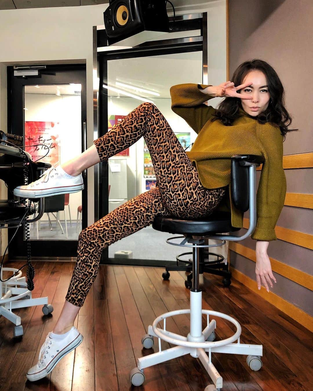 シャウラさんのインスタグラム写真 - (シャウラInstagram)「It was leopard pants Wednesday. ヒョウパンウェンズデー #style #ootd #leopard」3月4日 21時22分 - shaula_vogue