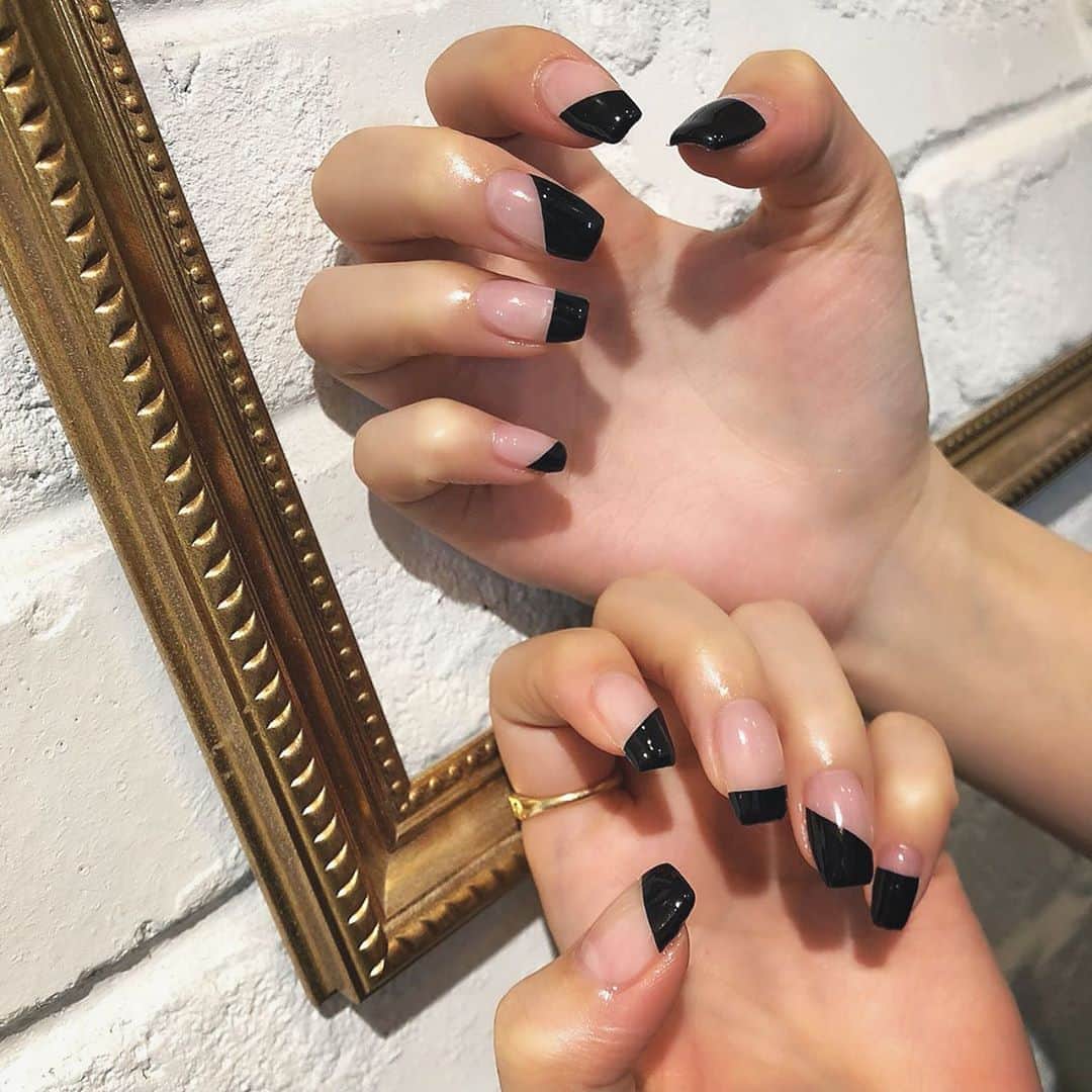 仲本莉絵瑠のインスタグラム：「#ちぐはぐネイル フレンチずっとやって見たかったけど まだ似合うかな？！って思ったからこれにした✌🏻 . いつもセンスありすぎてびっくり感動してしまいます。 （ネイリストさんって凄すぎ。） . フットはマットとミラーでめちゃかわいい😉 （ちなみにアイミさんとお揃いにしてもらいました） . 本気でおすすめだからみんないって同じ感動を 味わいましょう！！いや絶対味わうべきです！！！」