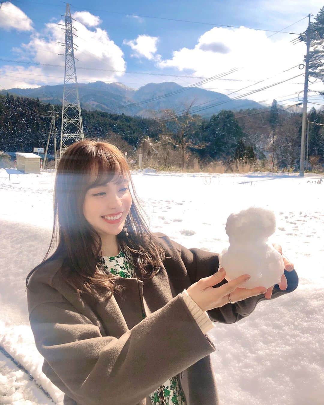 Aoiさんのインスタグラム写真 - (AoiInstagram)「手乗り雪だるま〜！！☃️ この時はまさか日本がこんな不穏な空気になるとは思いもしなかったなぁ・・🥺 こんな時こそみんな笑顔でのりきりましょうね❣️ 早くいつもの日常が戻ってきますように❣️ . . .  #岡山県#鏡野町#旅行#女子旅#グルメ#岡山グルメ#オススメスポット#レジャー#休日#PR#ひとり旅#デート#奥津温泉#雪だるま#雪#積雪#雪映え#レフ板効果#tabijyo#tabippo#tabigenic#tabimuse #インスタ映え」3月4日 21時25分 - aoioa