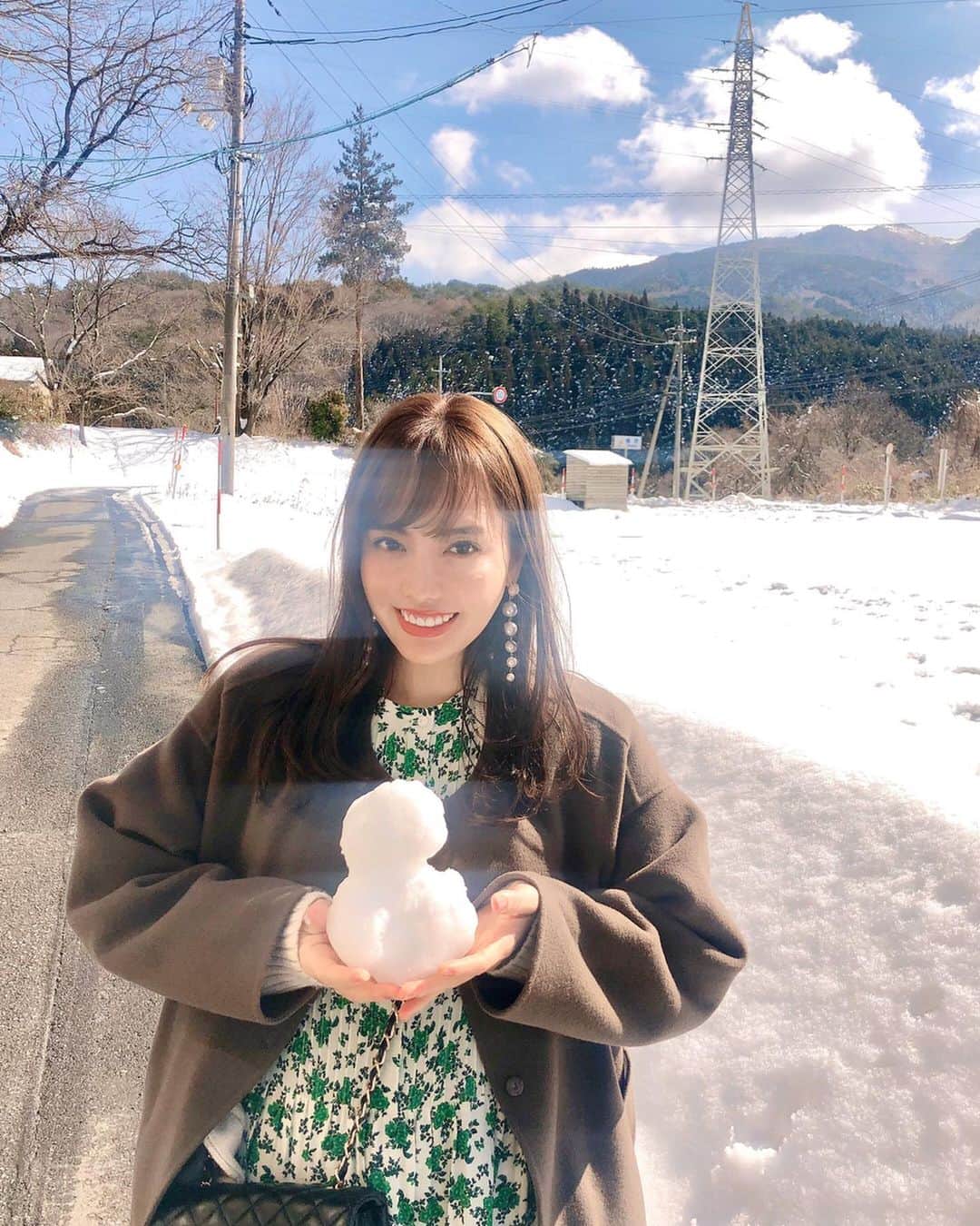Aoiさんのインスタグラム写真 - (AoiInstagram)「手乗り雪だるま〜！！☃️ この時はまさか日本がこんな不穏な空気になるとは思いもしなかったなぁ・・🥺 こんな時こそみんな笑顔でのりきりましょうね❣️ 早くいつもの日常が戻ってきますように❣️ . . .  #岡山県#鏡野町#旅行#女子旅#グルメ#岡山グルメ#オススメスポット#レジャー#休日#PR#ひとり旅#デート#奥津温泉#雪だるま#雪#積雪#雪映え#レフ板効果#tabijyo#tabippo#tabigenic#tabimuse #インスタ映え」3月4日 21時25分 - aoioa