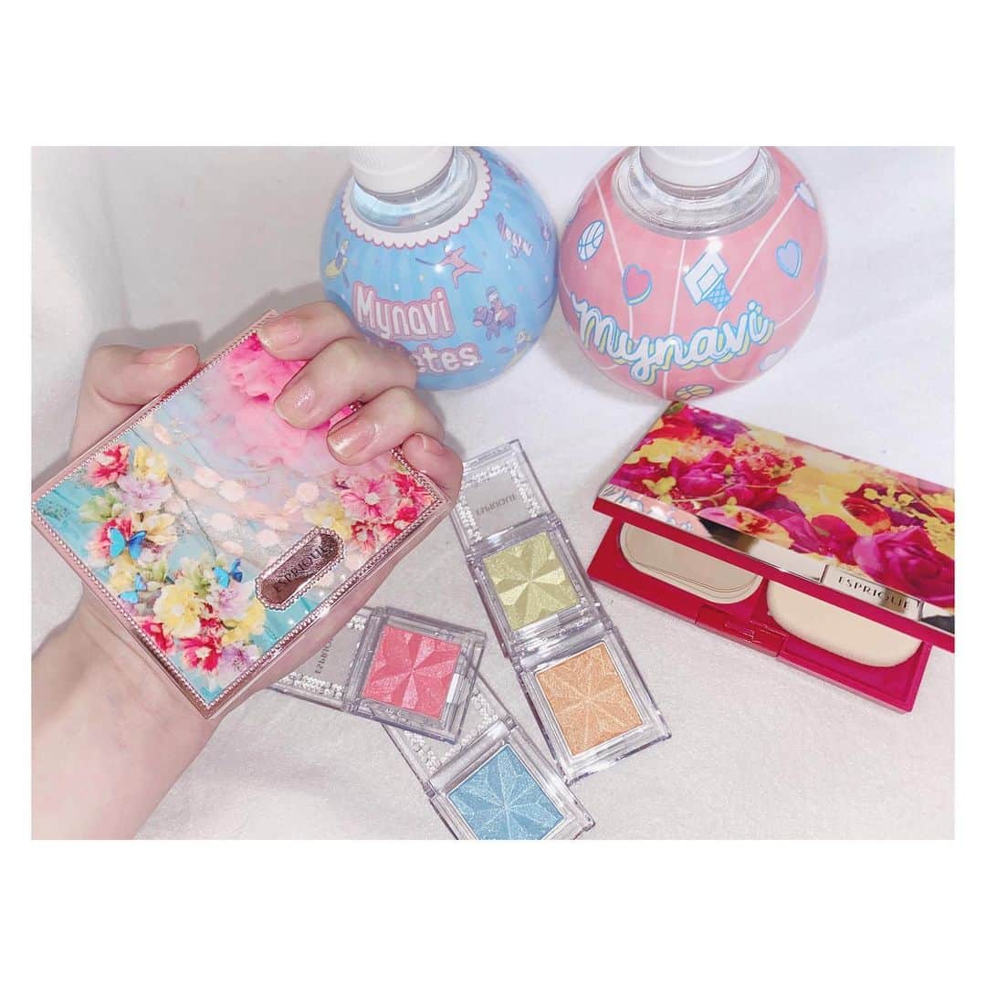 のインスタグラム：「TGCの時にいただいたメイク道具が春って感じで可愛かったです！！🌸🌼🌹﻿ ﻿ オレンジとグリーンのアイシャドウを持つのは初めてなのでメイク研究しなければっ！🧐﻿ ﻿ ﻿ ﻿ ﻿ ﻿ #TGC#TGC2020#東京ガールズコレクション#ランウェイ#蜷川実花　さん#花#flower#バラ﻿ ﻿ #espripue#エスプリーク#kose#ファンデーション#カラーメイク#アイシャドウ#春#spring#springmakeup#makeup#メイク#アイメイク#キラキラメイク#グリッターメイク﻿ #ネイル#rmk#水#water」