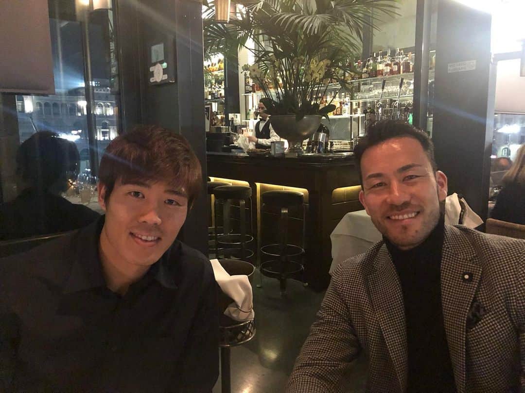 のインスタグラム：「Hopefully corona virus settle down as quick as possible and people enjoy calcio again⚽️ ということで厄除けにコロナウイルス以上の勢いのある男、@tomiyasu.t とイタリア来てすぐの時に食事した写真でも載せておきます。#takehirotomiyasu #冨安健洋」