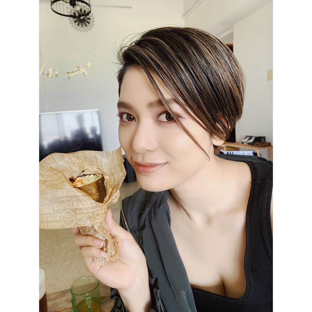 金城優華のインスタグラム：「どこにもお出かけ出来ないから﻿ ﻿ お家でカフェ気分!!﻿ ﻿ ﻿ 米粉とパプリカ、ほうれん草等混ぜ込んだ生地に﻿ スモークチキン(鶏胸)﻿ レタス﻿ 人参﻿ 玉ねぎ﻿ お手製チリコンカン﻿ をクルクル~﻿ ﻿ ボリューム満点ひとつでお腹いっぱい。 ﻿  まろやかバスト 縦筋ウエスト まん丸お尻を作るには 良質なタンパク質と適度な脂質、炭水化物は必須!! ・ ・ ・ #金城優華﻿ #金城の食事事情﻿ #グルテンフリー﻿  #ダイエット  #ボディメイク﻿  #まだまだ序章 #高タンパク﻿ #おうちカフェごはん」
