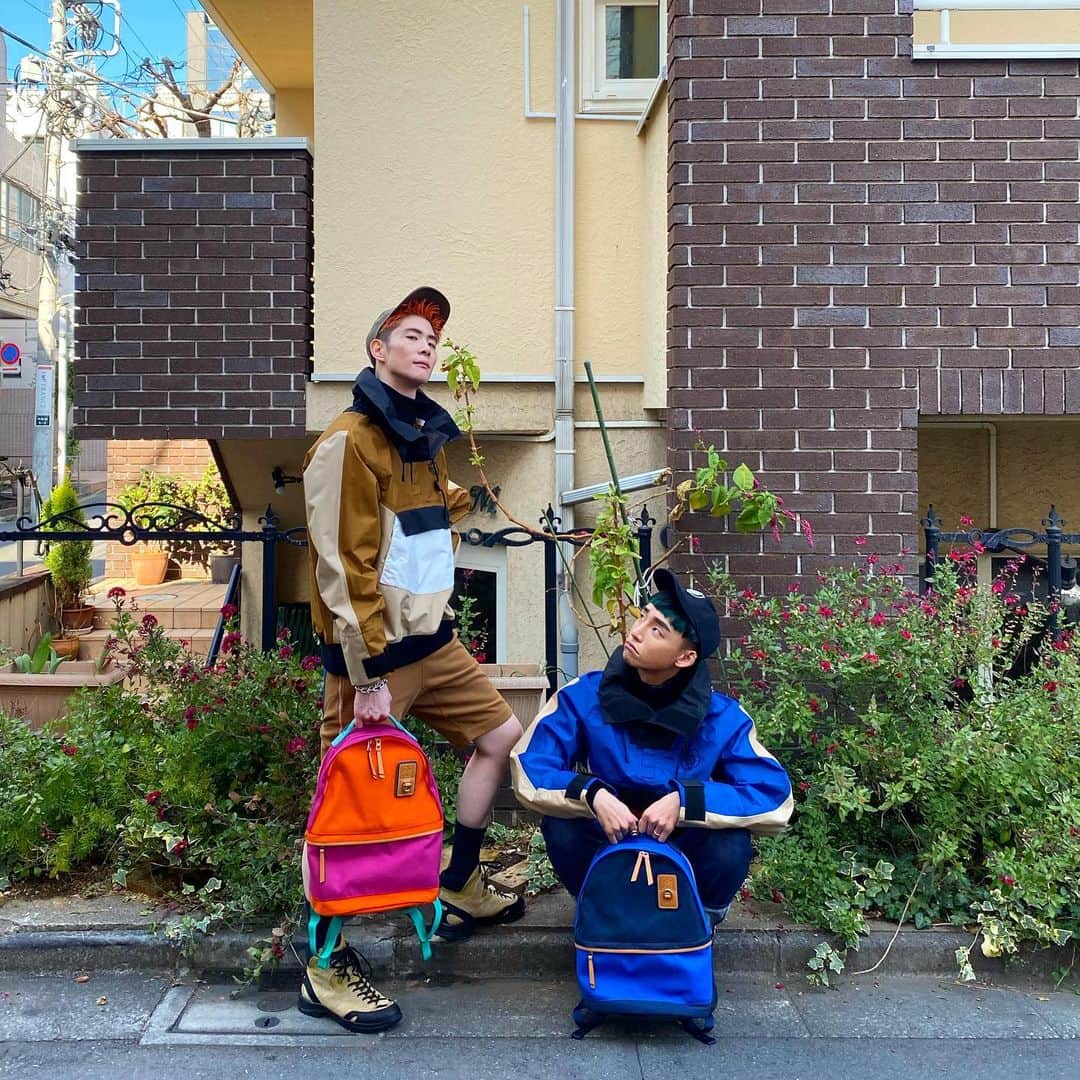 のインスタグラム：「見てこの勝ち誇った感じ☺️✨ 昨日は @loewe day 🎒 アウトドアな感じもたまにいいよね‼️ リュックがなんだか子供のリュックみたいでお気に入り👦🏻💕 でもリュックの機能は実は素晴らしいよ✌🏻　#eyeloewenature」