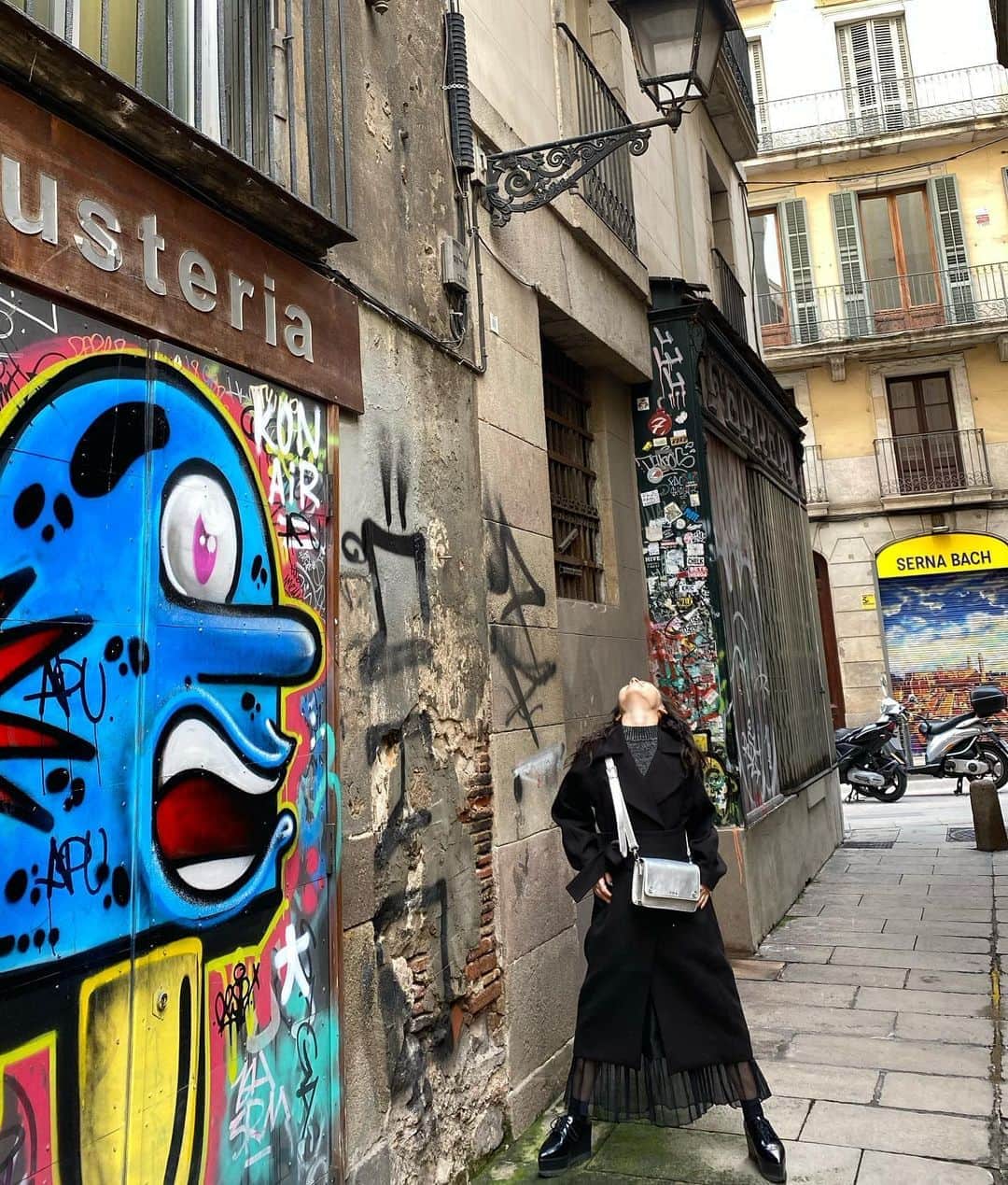飯田りほさんのインスタグラム写真 - (飯田りほInstagram)「. Barcelonaの壁はpaintだらけ🖌💜❤💙💚 それがまた可愛い🥳 . . . #Barcelona #barcelonatrip #barcelonalife #barcelonaspain #wall #graffitiwall #graffitiart #graffiti #fashionablewall #バルセロナ #バルセロナ旅行 #落書き壁 #落書きアート #オシャレな壁 #オシャレなアート #バルセロナフォト #りほさんコーデ #スニーカーコーデ」3月4日 21時30分 - rrri_ho