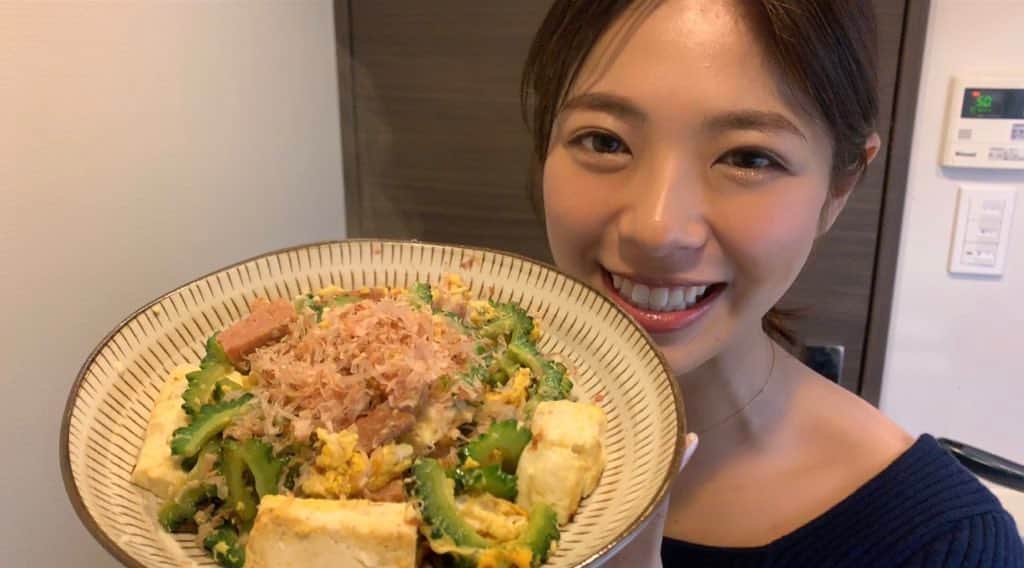 わちみなみのインスタグラム：「おうちでゴーヤーチャンプルー🍵🍵🍵 またですかあ？！心の清い方にしかみえない湯気  #ゴーヤーチャンプルー #ゴーヤ #沖縄料理 #自炊 #わちみなみ #わちごはん」