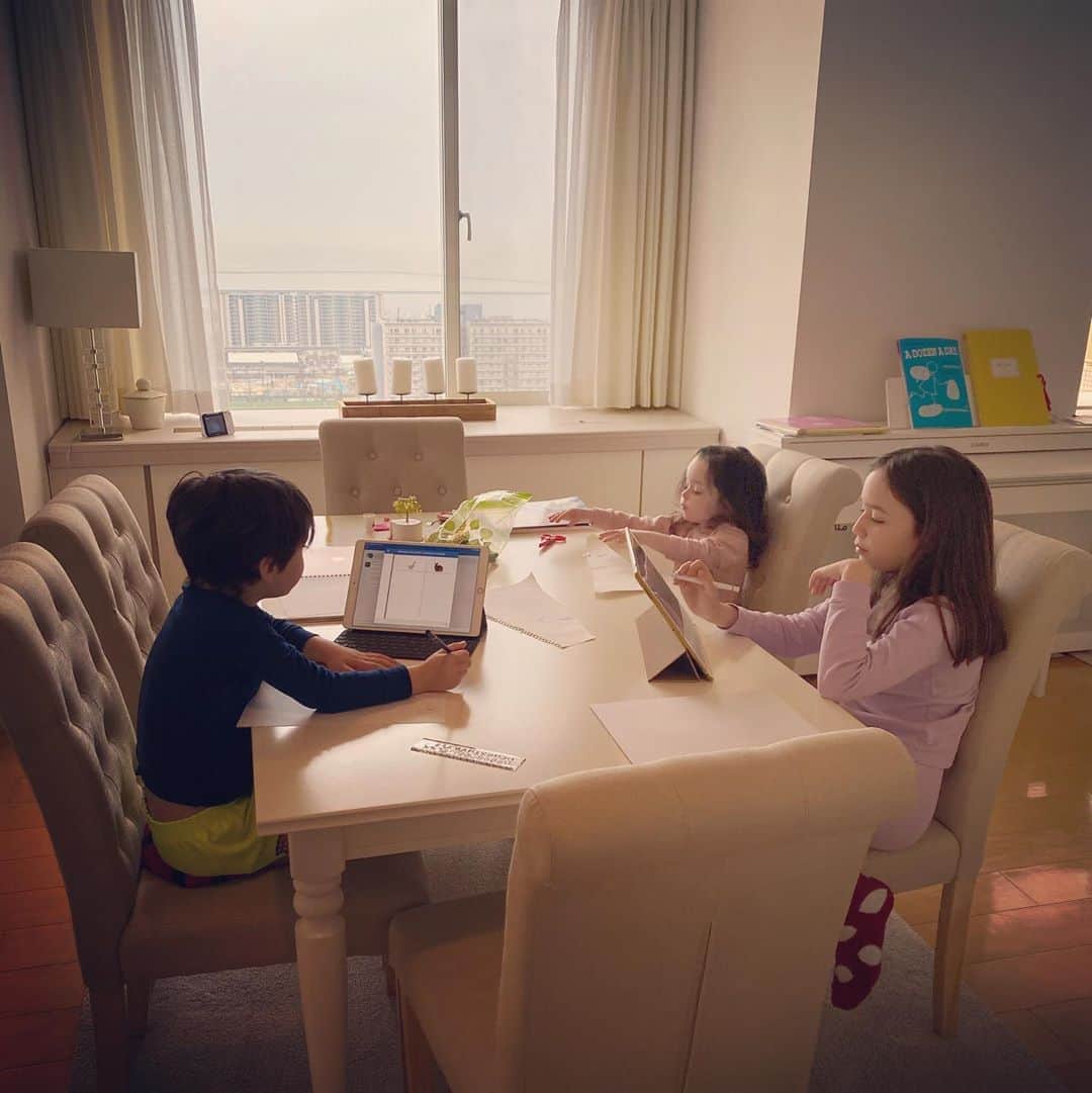 アンナ・オルティス（イニエスタの妻）さんのインスタグラム写真 - (アンナ・オルティス（イニエスタの妻）Instagram)「First day of school at home! #nuevasaventuras #japanlife」3月4日 21時36分 - annaortiz34
