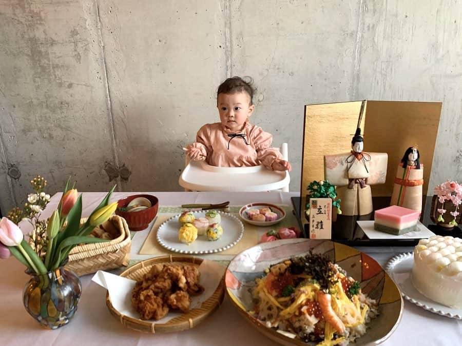 大塚良子のインスタグラム：「. 健やかな成長を祈って二度目の節句をお祝い。﻿ とっても素敵なケーキは﻿NYの大好きなケーキ屋さん @burr0w で﻿、ちらし寿司のイクラは @chefkatsubk でオーダー。 ﻿ 18ヶ月になった娘は身長87㎝、体重11㎏とアメリカでも大きい程にすくすく成長中。﻿ これからも健康第一で、おめでとう。  雛祭りメニュー覚え書 ◇菜の花の手毬寿司 ◇ちらし寿司 ◇筑前煮 ◇蛤のお吸い物 ◇唐揚げ #nyc #babygirl #18monthsold  #ひなまつり　#桃の節句　#雛祭りご飯 #1歳半  #海外子育て #ニューヨーク」