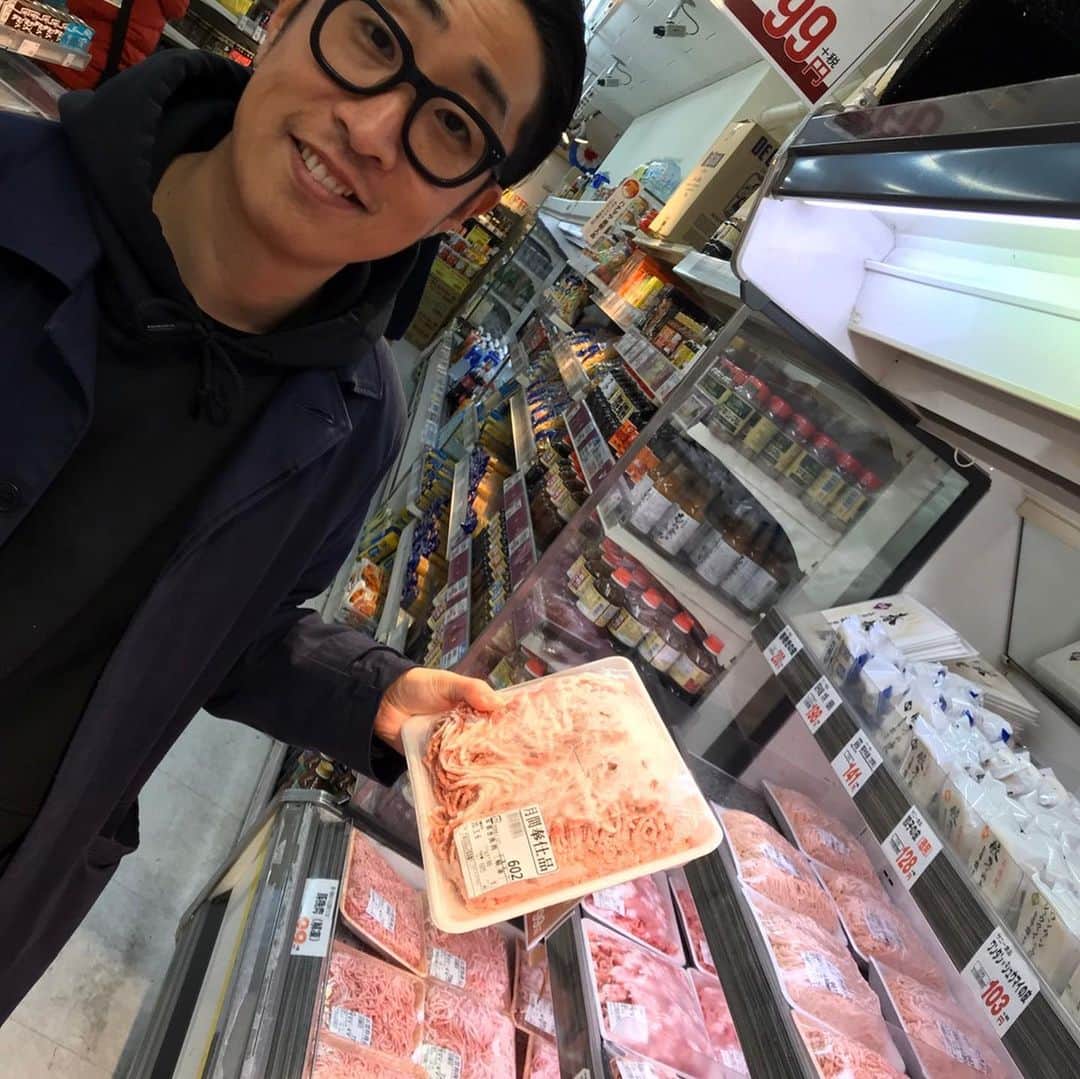 のインスタグラム：「「お肉を沢山買ってきてください」世の中には不思議な仕事が沢山あります。  #ゆってぃ #ワカチコ #肉のハナマサ #予算は2万円 #頑張って買ったけど8千円でした #無理よ肉2万円分は」