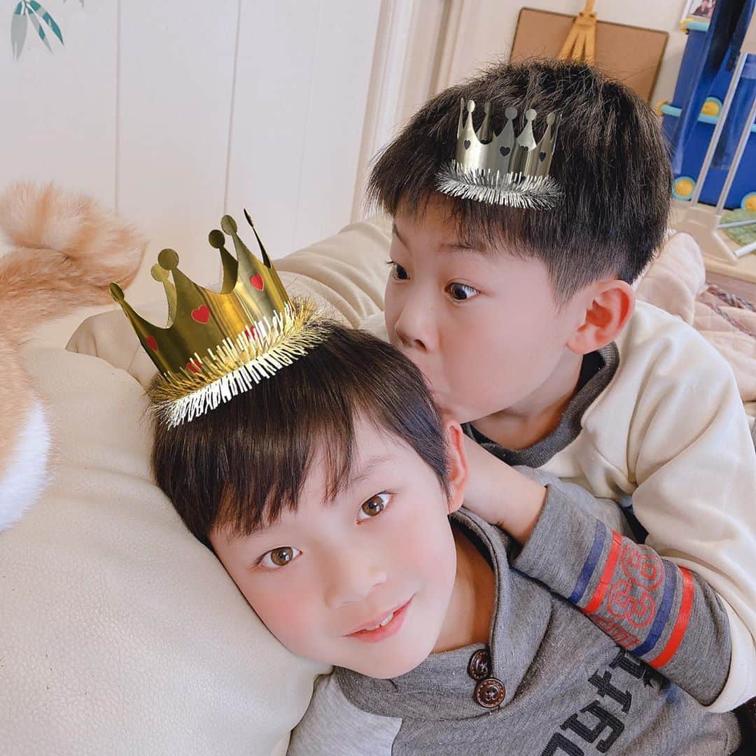 ブラザー4チャンネルのインスタグラム：「我が家の三男・あっくんが8歳になりました✨  主役のあっくんはずっと照れていますが、今日一日いっぱい主役には楽しんでもらいましょう〜✨ #brother4 #誕生日おめでとう」