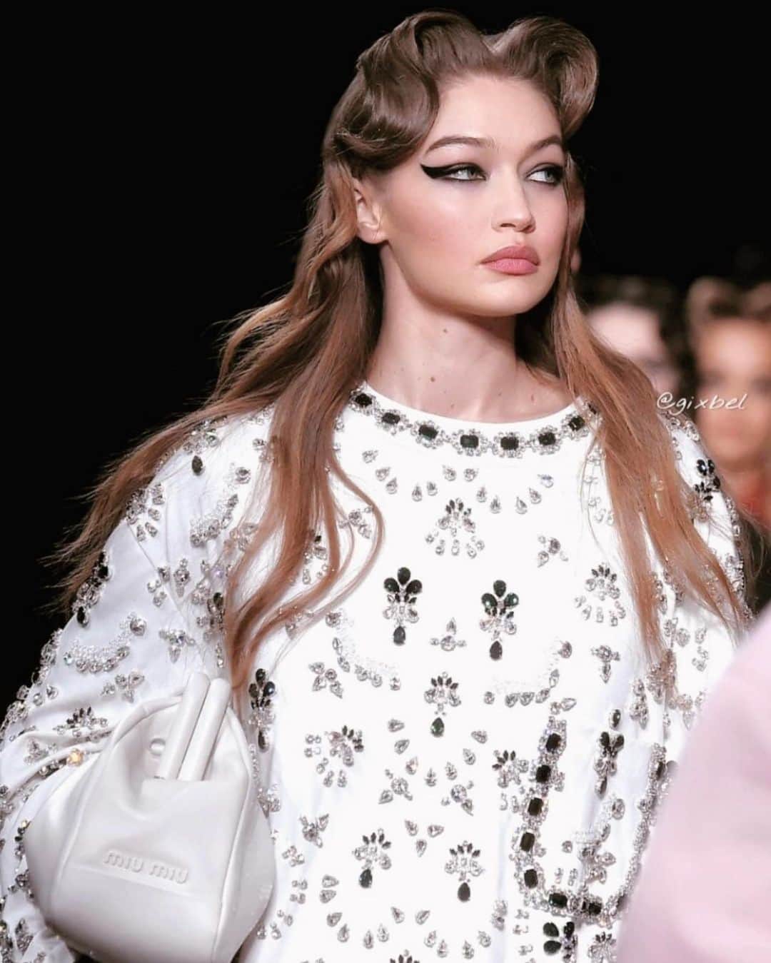 ジジ・ハディッドのインスタグラム：「Always a pleasure to end Fashion Month with @miumiu 🎺🎲🍷 thank you Mrs. Prada, @kegrand, @fabshot, @bitton and the whole team- you are a joyyyyy xxx」