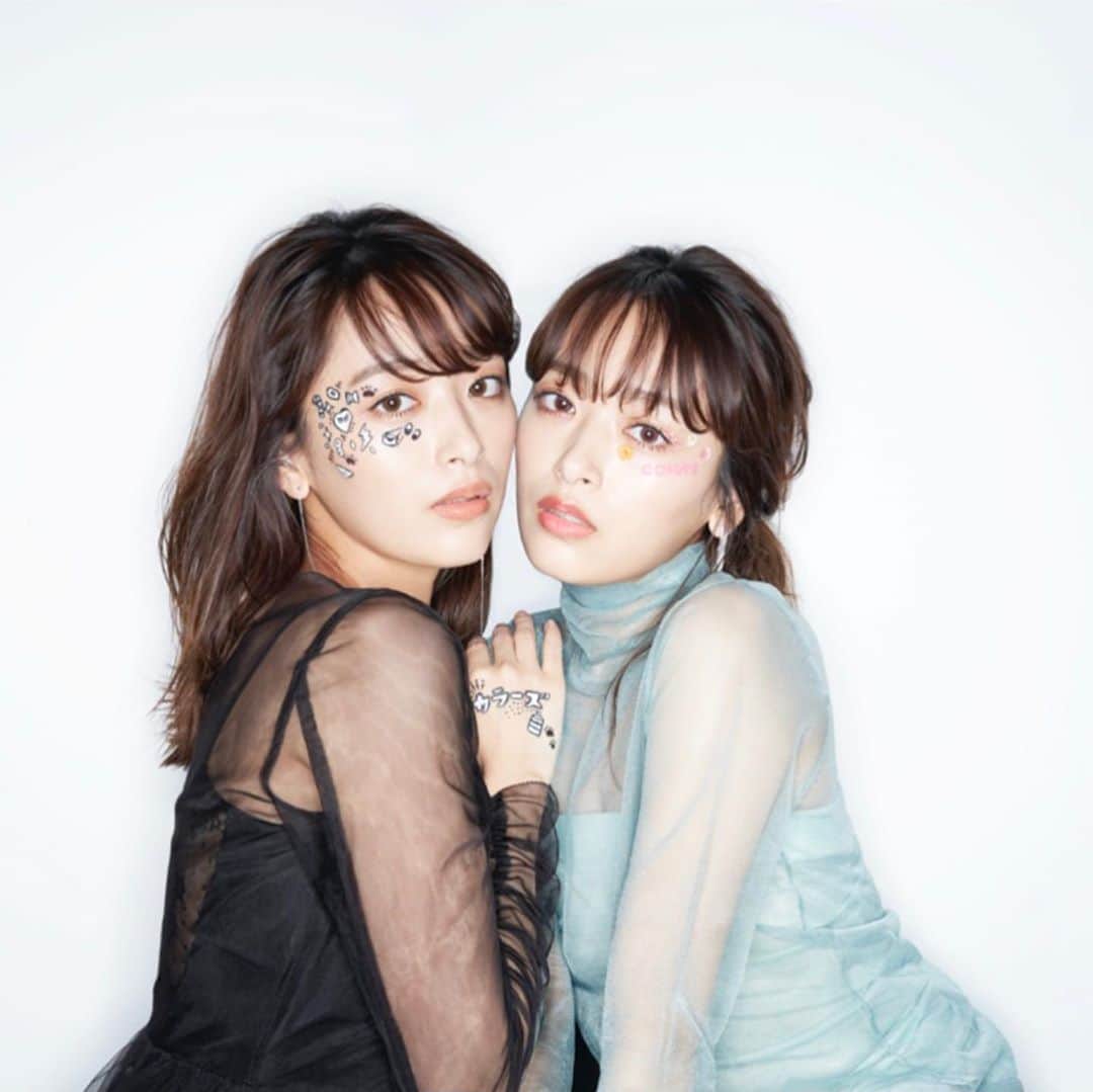 近藤千尋のインスタグラム：「イメージモデルをさせて頂いている カラーズから新色が登場🥰🎉 @colors_contact  ハーフヘーゼルと、 ナチュラルピンクブラウン❤️ どちらもつけてみたら 抜け感が出てお洒落顔になれます🥺 ビジュアルも新しくなったので 是非店頭でも探してみてね💕  #もしも私が双子になったらこんな感じ 笑」
