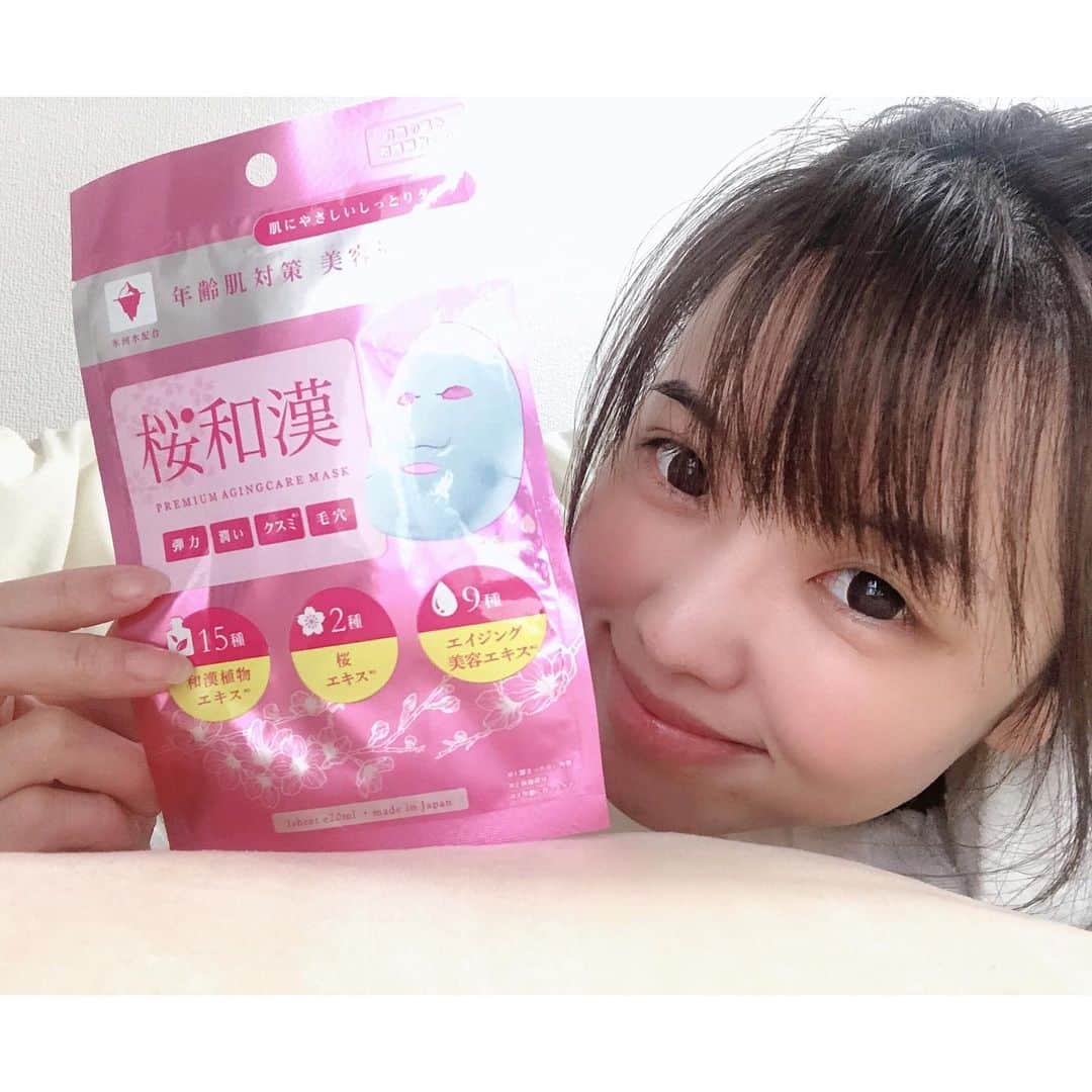 垰智子さんのインスタグラム写真 - (垰智子Instagram)「コロナで外出も必要最小限。 . ついつい目の前のお菓子とか 食べ物に手が伸びて、1日何食食べるんだ！？ ってなっているので、気分転換に 2月23日に新発売された 桜和漢フェイスマスクをしてみたよ🌸 . @virtue_cosme の桜和漢は、9種類の エイジングケア成分が配合されているから、 お肌の免疫を上げてくれるの♫ . 保湿だけじゃなくシミの原因になるメラニンにもアプローチしてくれる成分が入ってるから とっても嬉しい😊 . こんな時だからこそできる楽しみもあるはずだから上手に気分転換しよー😄 . . #フェイスマスク #フェイスパック #桜和漢 #facemask #facepack #beauty #skincare #新発売」3月4日 13時12分 - taotao_tomo