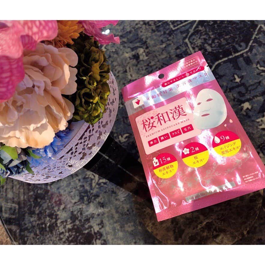 垰智子さんのインスタグラム写真 - (垰智子Instagram)「コロナで外出も必要最小限。 . ついつい目の前のお菓子とか 食べ物に手が伸びて、1日何食食べるんだ！？ ってなっているので、気分転換に 2月23日に新発売された 桜和漢フェイスマスクをしてみたよ🌸 . @virtue_cosme の桜和漢は、9種類の エイジングケア成分が配合されているから、 お肌の免疫を上げてくれるの♫ . 保湿だけじゃなくシミの原因になるメラニンにもアプローチしてくれる成分が入ってるから とっても嬉しい😊 . こんな時だからこそできる楽しみもあるはずだから上手に気分転換しよー😄 . . #フェイスマスク #フェイスパック #桜和漢 #facemask #facepack #beauty #skincare #新発売」3月4日 13時12分 - taotao_tomo