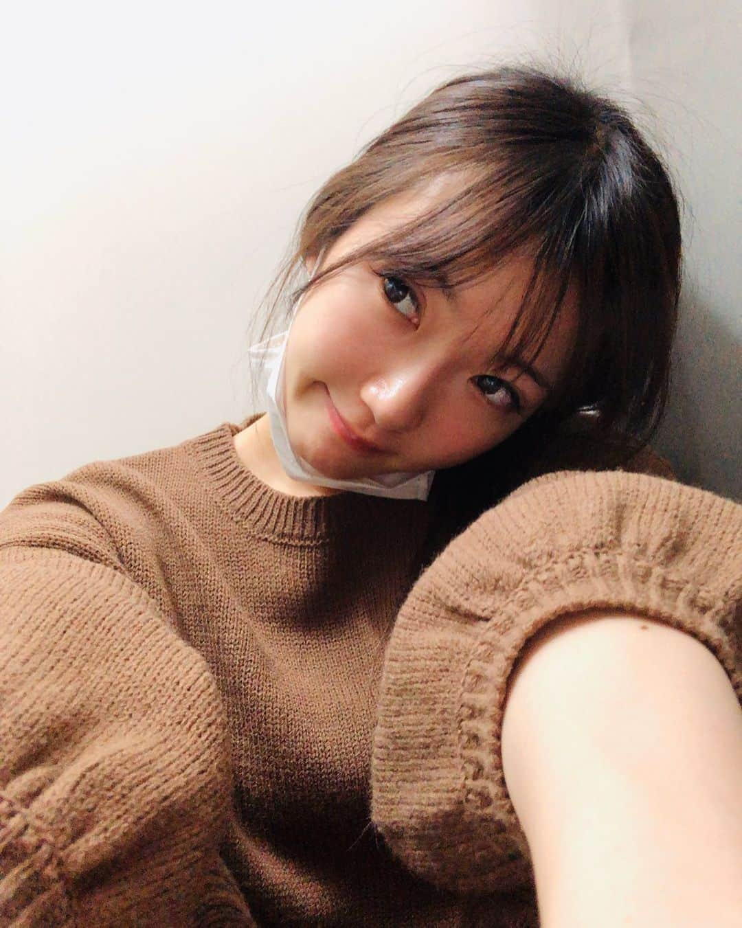 黒田絢子さんのインスタグラム写真 - (黒田絢子Instagram)「何歳になってもいつまで経っても ホームシック。😌🏠 今の時期だからこそかもだけど… 環境の変化や挑戦の時期って すっごく楽しいしワクワクするけど 自分でも気づかないうちに 気持ちは少し深呼吸が必要になる😌 そんなときに心をほっとさせてくれる… 無償に愛する人存在は… 私にとっては本当に必要なのです😌 昨日ママと電話して会いたくなってしまったぁ。。 あはははは💗照 でもまたこれ刺激がなくなると うおー🔥ってなるから笑 . . #すっぴん #黒田絢子 #ホームシック #ブラウン」3月4日 13時15分 - ayakokuroda_official