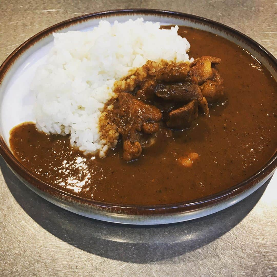 桜井誠さんのインスタグラム写真 - (桜井誠Instagram)「今日は子供でも食べられるスパイスカレー🍛 チリ系のスパイスは使わずに、コリアンダー、フェヌグリーク、クミン等をしっかりローストして香り高く仕上げました。 リンゴや人参ジャガイモなどもミキサーでペーストにして加えたので、まろやかな味わい。 大人は仕上げにチリパウダーとガラムマサラでブースト🔥 家族で楽しめるカレー、需要ありそうですよね！ #スパイストラベラー　#curry #スパイスカレー　#カレーと生きる　#カレーのない人生なんて」3月4日 13時26分 - m_sakurai_da