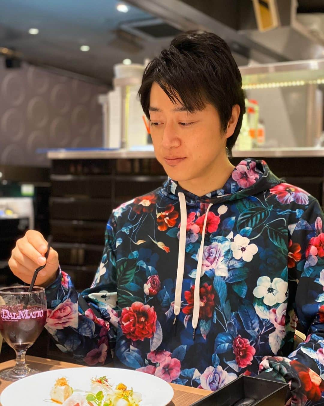 高倉陵さんのインスタグラム写真 - (高倉陵Instagram)「姉と六本木ヒルズでランチ。  六本木ヒルズは花柄パーカーでも受け入れてくれた。  #三拍子 #三拍子高倉 #高倉陵 #comedian #comedy #japanese #Japan #funny #instalike #お笑い #お笑い芸人 #芸人 #漫才師 #manzai #お笑いライブ #instafanny #intersting #standupcomedy #standupcomedyshow #ダルマット六本木 #六本木ヒルズ #六本木 #roppongi #roppongihills #ダルマット #イタリアン #六本木グルメ #六本木ランチ」3月4日 13時39分 - takakulife