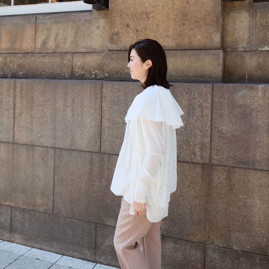 urakoさんのインスタグラム写真 - (urakoInstagram)「. OVER COLLAR BLOUSE🤍 . . ボディラインをカバーしつつ オーバーカラーが 華やかさもあり 小顔にも見せてくれる 新作のブラウス😆 . ギャザーの分量や、 襟の裾を切りっぱなしにし 甘くなりすぎず 抜け感あるブラウスが完成しました！ . . 2枚目で着ているカーディガンは 程よくシアーで肌触りが良く 透け感も透け過ぎていないので トレンドも取り入れやすく オススメですᵕ̈ . . 3/5(THU)18:00〜 preorder . . #MACHATT #HERMES #manoloblahnik」3月4日 13時55分 - urako0618