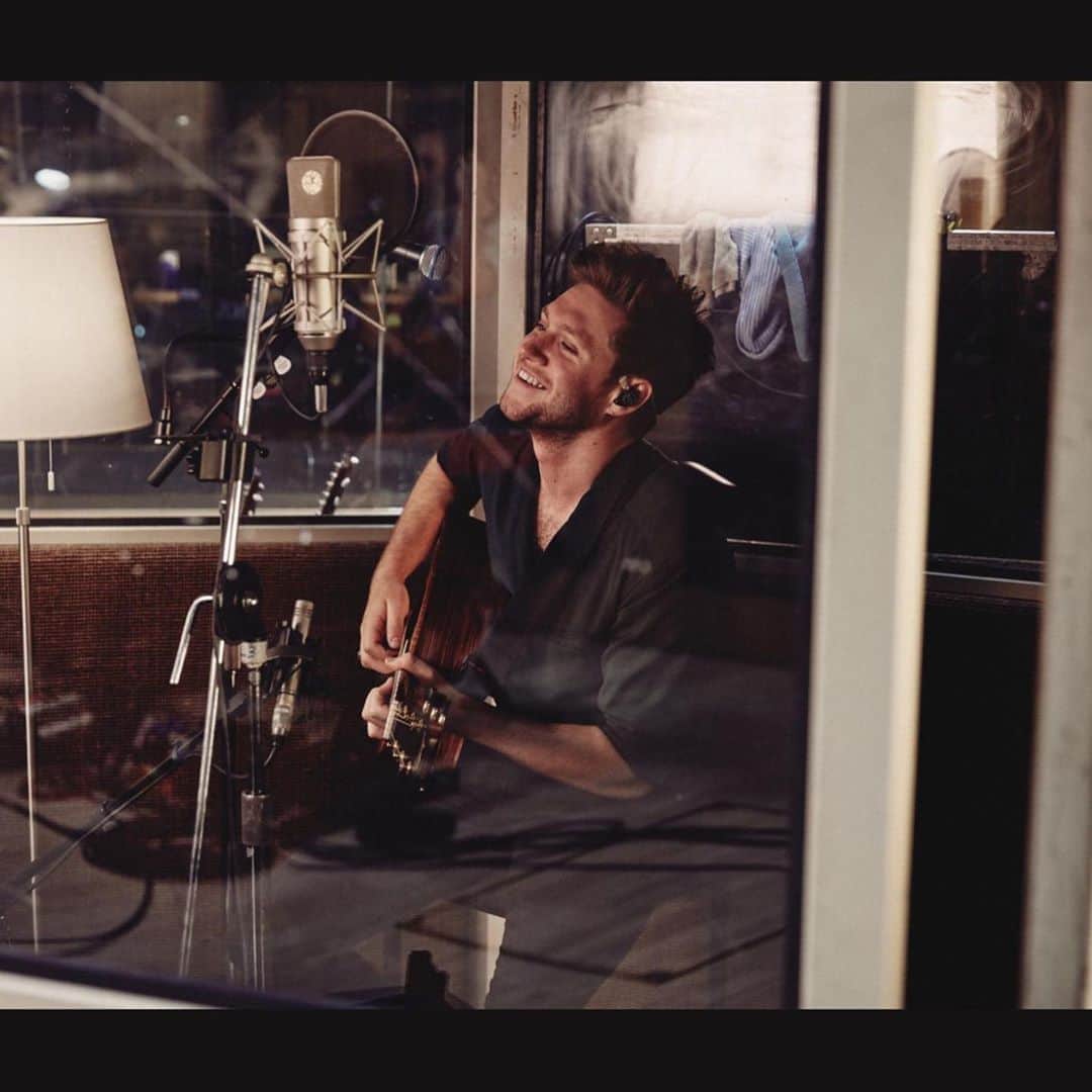 ナイル・ホーランのインスタグラム：「Spotify sessions in London. Hope you enjoy x.」