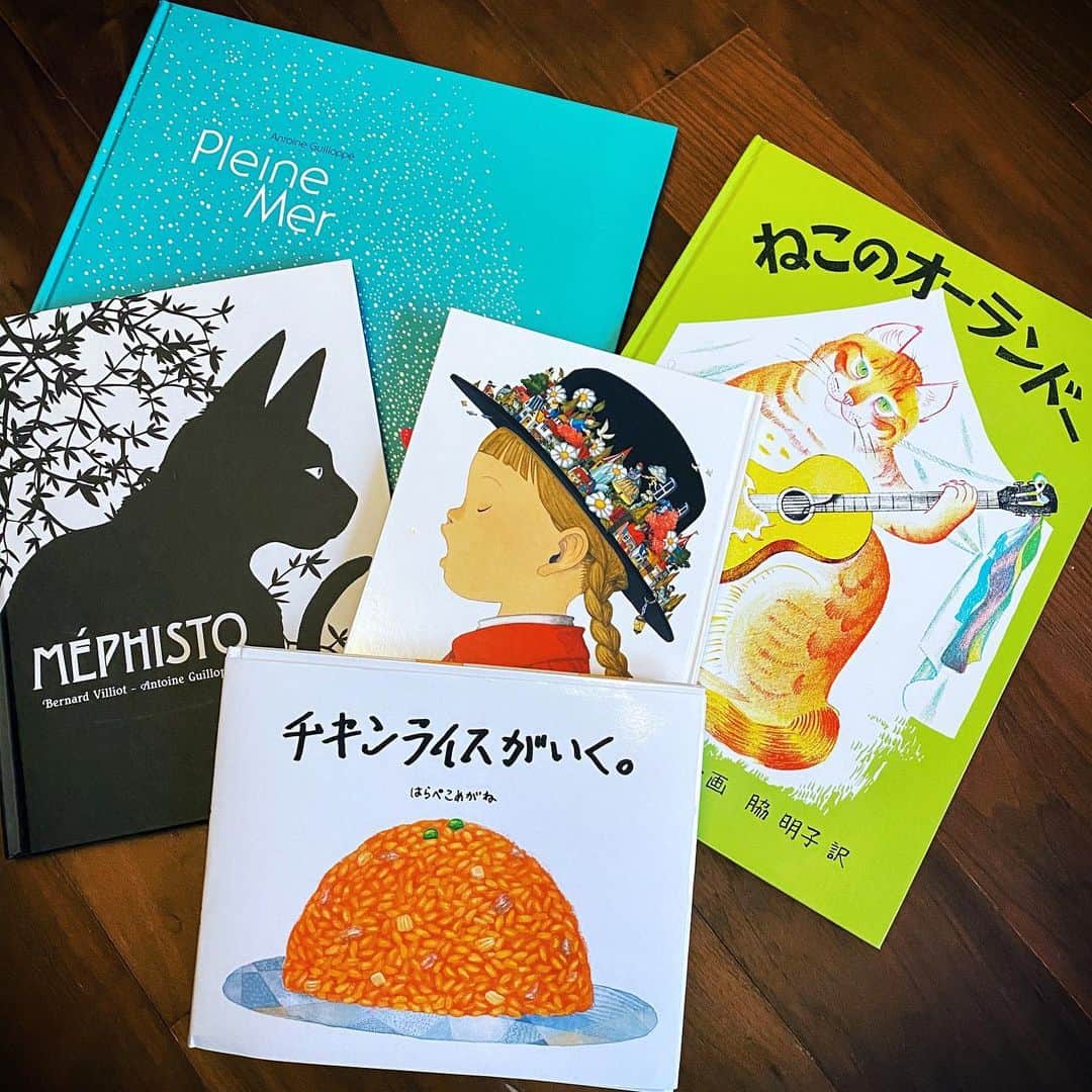 エミ・マイヤーのインスタグラム：「I love it when I can read a bedtime book an infinite times and still enjoy the story and pictures.  Here are some of my favorite #kidsbooks X #artbooks 何度読んでも見飽きない#絵本 を紹介させてください🥰」