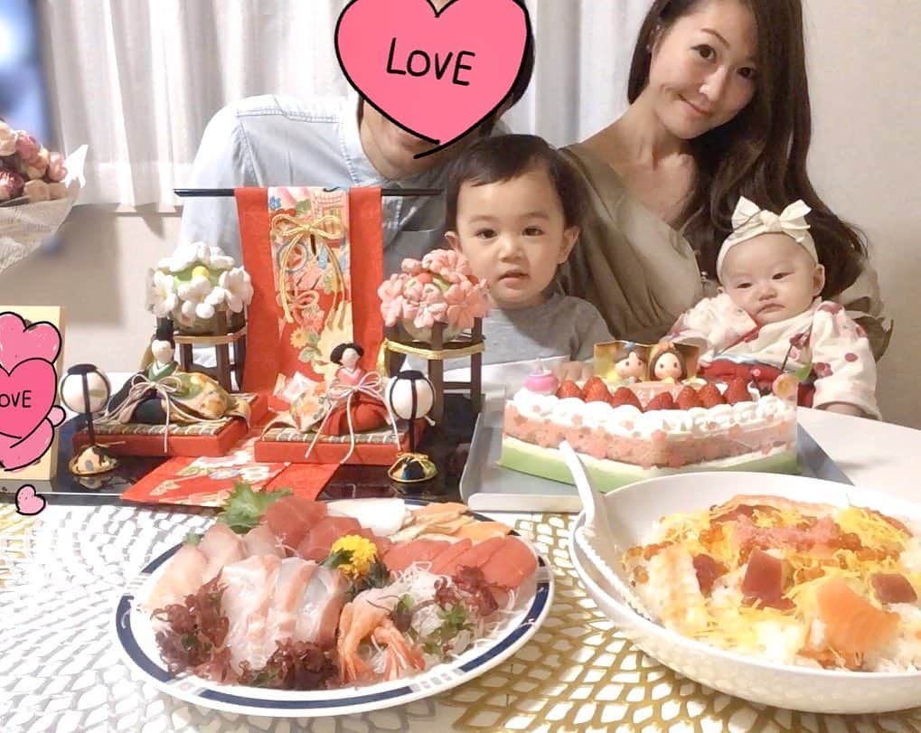 花田浩菜さんのインスタグラム写真 - (花田浩菜Instagram)「#初節句 🌸 . 自宅でささやかなお祝い💐 よく寝てくれる眠り姫の娘ちゃんは明日で#生後3ヶ月 ✨ 昨日から夜9時前後就寝、朝6時半過ぎまで起きず9時間半以上夜寝てくれるようになってて、久しぶりに朝まで起きることなく寝れるようになり、母はよく寝れた感が凄いです😂🙌 起きたら顔を覗かせるとじっと顔を見てニコニコ手足をバタバタしてくれて、今のところただの天使ちゃん👼 健やかにこれからも成長してくれますように👧。 . ズボラな母もお嫁に行き遅れては可哀想なので、ちゃんとお雛様をまた来年👋とお片付けしたので安心してね❤️笑 . . お宮参りも息子がぐずり4人で写真まともなの一枚もないので😂、娘が産まれてはじめて家族4人でカメラをみんながちゃんと見てくれてみんながいるまともな写真が撮れたかも🤣笑 . . #本人は食べられないケーキは #お兄ちゃんが爆食いしてました笑 #早く一緒に食べられると良いね😊 . . #生後2ヶ月 #ひなまつり #雛祭り #桃の節句 #雛人形 #12月生まれ #女の子ママ #男の子ママ #家族写真 #赤ちゃんのいる生活 #2歳差兄妹 #2歳差育児 #2歳5ヶ月 #2児ママ #ひな祭り #ひな祭りごはん #ひな祭りケーキ #ig_oyabakabu #happy  #happydays」3月4日 14時02分 - hanadahirona