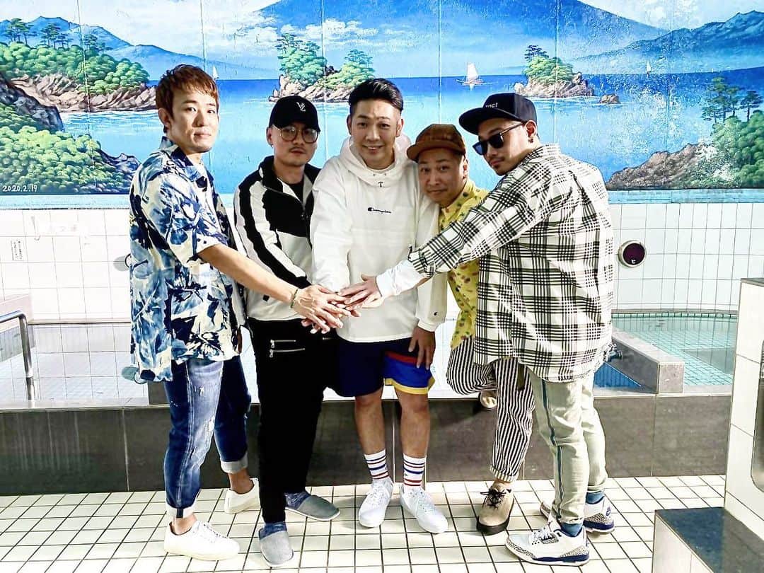 SPICY CHOCOLATEのインスタグラム：「✴︎ 失敗を恐るな❗️ 負けることに怖がるな❗️ みんなの応援歌 ここに有り🔥 . 2020年 第3弾配信シングル 配信スタート‼️ . 【SPICY CHOCOLATE】 夢のカケラ feat. ファンキー加藤 & ベリーグッドマン . NEW ALBUM 『TOKYO HEART  BEATS』 3月11日発売(3月9日先行配信)📣 . #夢のカケラ #ファンキー加藤 #ベリーグッドマン #TokyoHeartBeats #SPICY_CHOCOLATE #稲荷湯 #昭和5年 #1930年 #登録有形文化財 #令和二年三月四日」