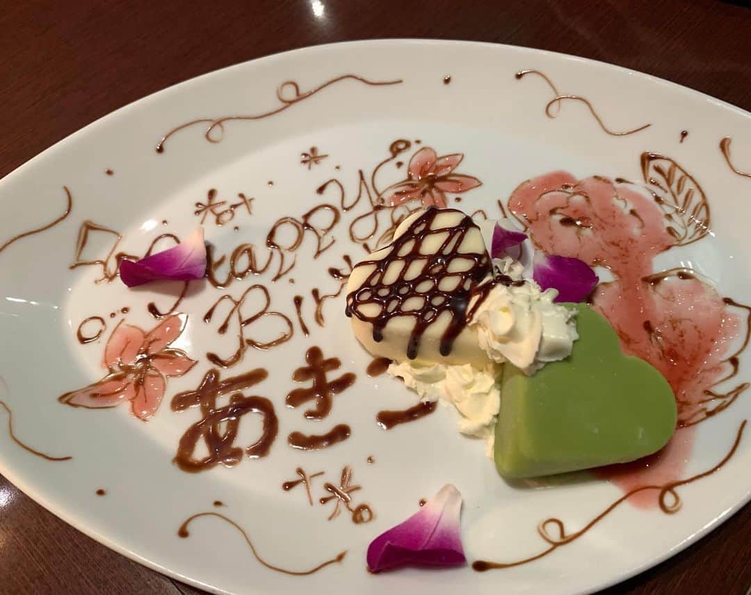 矢田亜希子さんのインスタグラム写真 - (矢田亜希子Instagram)「やっと会えた❤️この3人で❤️ もう嬉しすぎて楽しすぎて大忙し。そしてまさかまさかのゆうちゃん(真飛聖さん)がかりちゃんお誕生日とまさかの私にまでのサプライズお祝いをしてくれて本当にびっくり感動でした‼︎時間が足りなさすぎて、別れ際は淋しくて。幸せ時間でした❤️ #7時間も一緒にいた#でも足りない#喋り通し#サプライズ#かりちゃんは3月お誕生日#私は昨年末のお誕生日#素敵時間#焼肉食べまくり#お肉3人で10人前以上食べたか#3人ともお酒は一滴も飲んでいません#お店移動してカフェラテでお茶」3月4日 14時19分 - akiko_yada