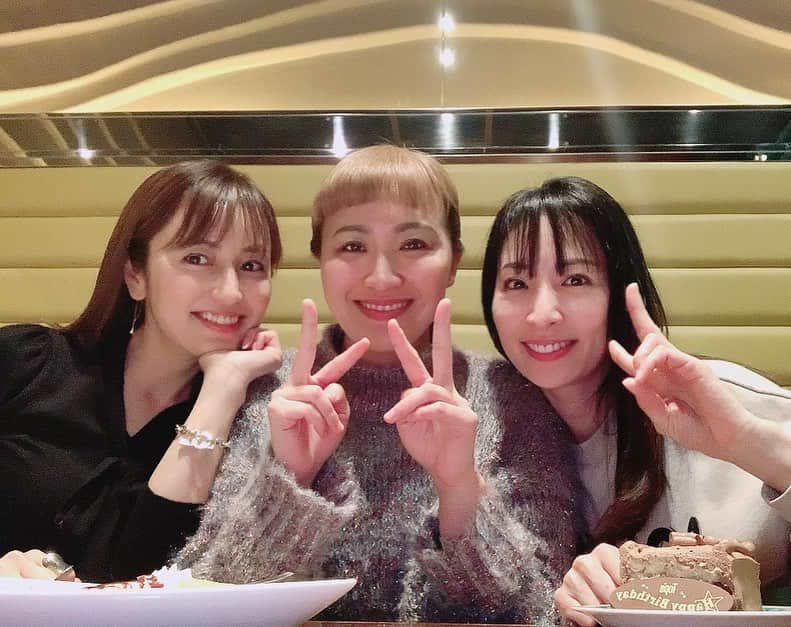 矢田亜希子さんのインスタグラム写真 - (矢田亜希子Instagram)「やっと会えた❤️この3人で❤️ もう嬉しすぎて楽しすぎて大忙し。そしてまさかまさかのゆうちゃん(真飛聖さん)がかりちゃんお誕生日とまさかの私にまでのサプライズお祝いをしてくれて本当にびっくり感動でした‼︎時間が足りなさすぎて、別れ際は淋しくて。幸せ時間でした❤️ #7時間も一緒にいた#でも足りない#喋り通し#サプライズ#かりちゃんは3月お誕生日#私は昨年末のお誕生日#素敵時間#焼肉食べまくり#お肉3人で10人前以上食べたか#3人ともお酒は一滴も飲んでいません#お店移動してカフェラテでお茶」3月4日 14時19分 - akiko_yada