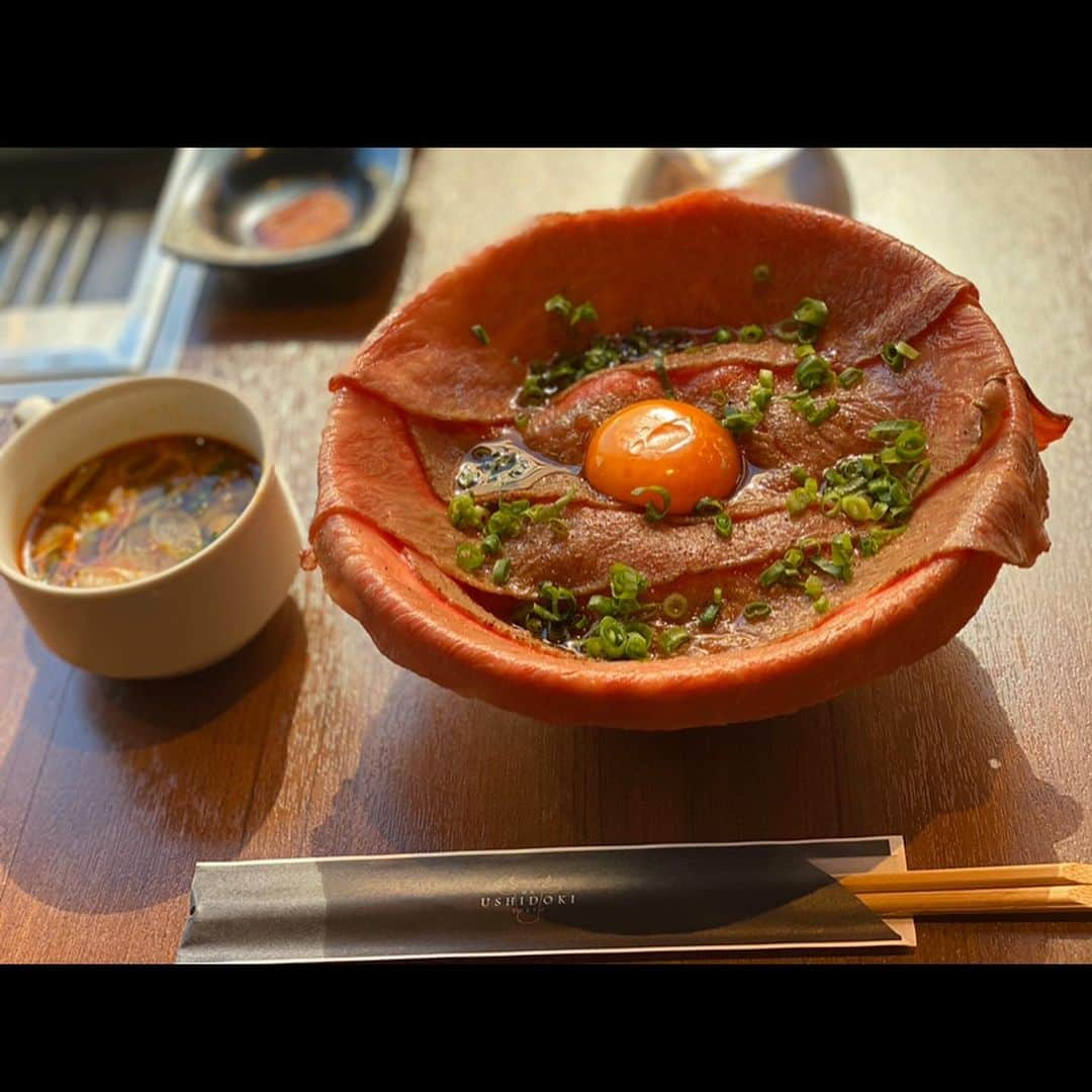 才藤歩夢さんのインスタグラム写真 - (才藤歩夢Instagram)「✴︎ ✴︎ ✴︎ 🥩𝘜𝘚𝘏𝘐𝘋𝘖𝘒𝘐炙り肉刺し丼🥩 ✴︎ ✴︎ ✴︎ 限定6食の超希少メニュー🤤🐮 ✴︎ ✴︎ サラダはおかわりできてデザートつき🥗🍨 ✴︎ ✴︎ ✴︎ ✴︎ 大満足😋🤤 ✴︎ ✴︎ 丼USHIDOKI 丼USHIDOKI炙り肉刺し #USHIDOKI #USHIDOKI炙り肉刺し丼 #丼とハッシュタグ @ushidokitokyo」3月4日 14時22分 - ayumu_saito_