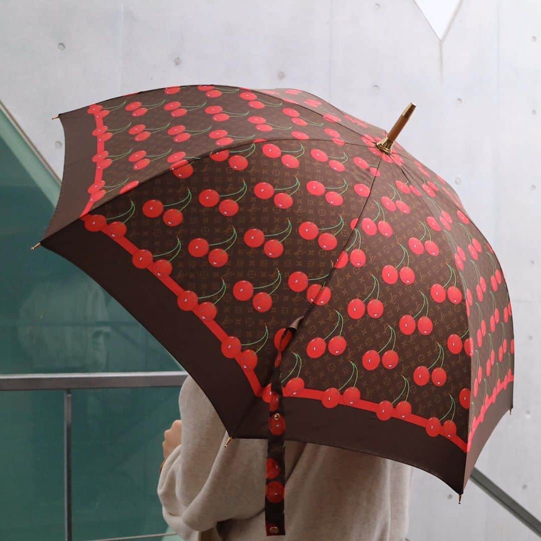 Vintage Brand Boutique AMOREさんのインスタグラム写真 - (Vintage Brand Boutique AMOREInstagram)「SOLD OUT!! Louis Vuitton × Takashi Murakami Cherry umbrella ☂🍒 #takashimurakami #村上隆 Free Shipping Worldwide✈️ DM for more information ≫ ≫ ≫✉️ info@amorevintagetokyo.com  #ヴィンテージ #ルイヴィトン#ヴィンテージルイヴィトン#ヴィンテージヴィトン #モノグラム  #ヴィンテージブランドブティック #アモーレ #アモーレトーキョー #表参道 #東京 #青山  #vintage #louisvuitton #LV #LVvintage #vintagelouisvuitton  #vuitton #damier #monogram #vintagebrandboutique」3月4日 14時36分 - amore_tokyo