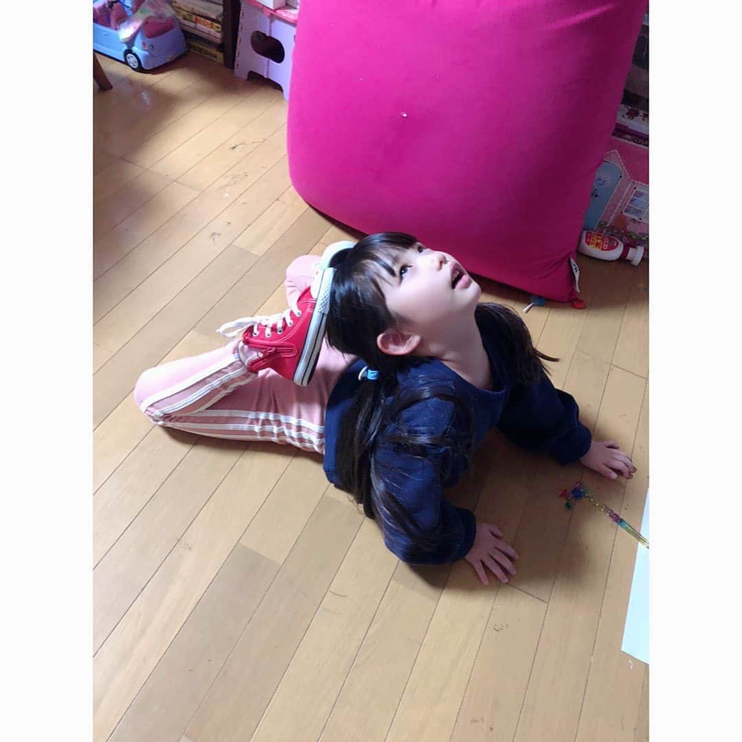 吉田沙保里さんのインスタグラム写真 - (吉田沙保里Instagram)「ここちゃんに靴をプレゼントしたら… これ凄いお気に入りだから、外では履きたくないのー！って🤣🤣🤣 届いてから家の中でずっと履いていたみたいです😆 そんなに気に入ってくれて、さおりは嬉しい限りです💓 #姪っ子 #ここみ」3月4日 14時46分 - saori___yoshida