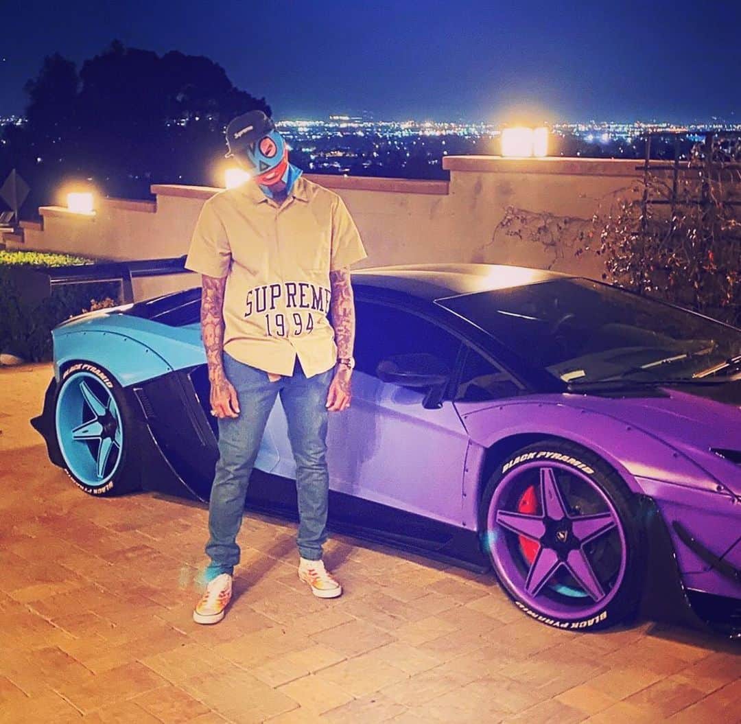 のインスタグラム：「Liberty walk自由に歩く！！！ @chrisbrownofficial X LibertyWalk  LB WORKS Aventador Limited Edition !! Serial No.4 !! Well done !! Something special & more crazy!! Congratulation @chrisbrownofficial !! Special thanks to @rdbvik & @rdbla & @libertywalk.usa & @ltmw & @forgiato@libertywalkkato」