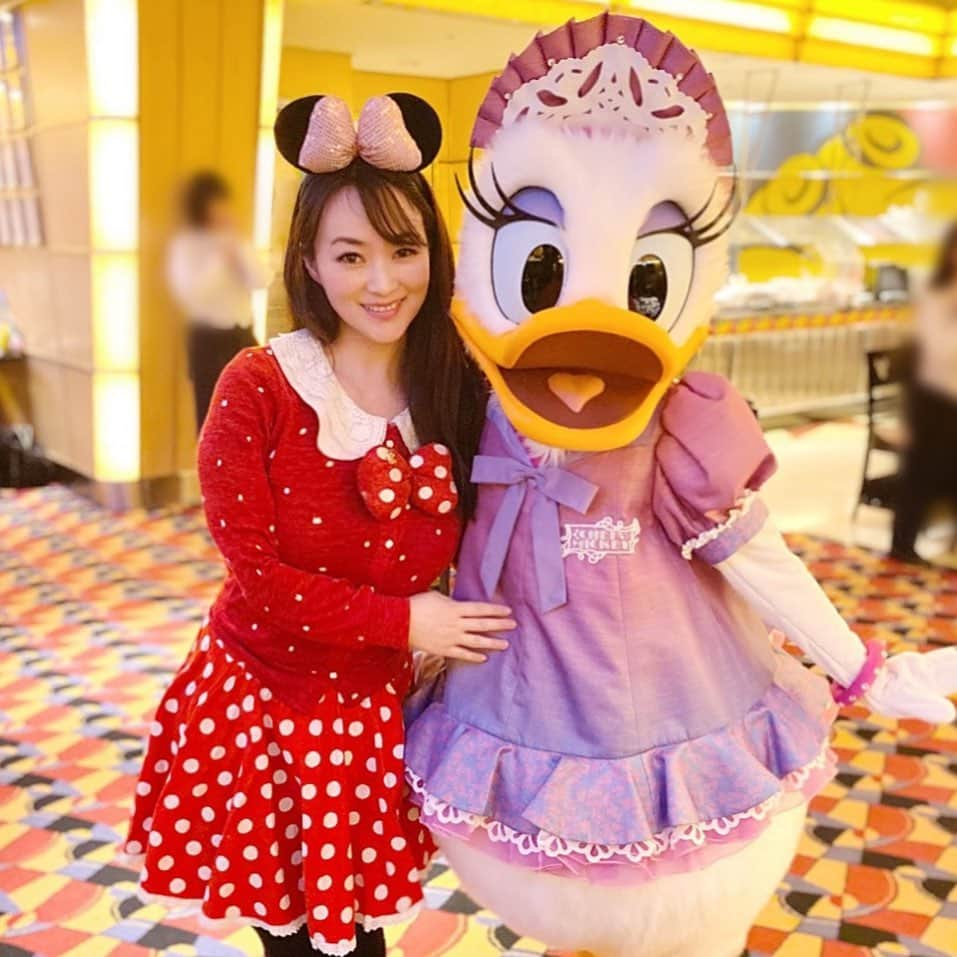 鈴木あさみのインスタグラム：「So wonderful to meet our Daisy Duck ❣️ What is your favorite Disney character?  Tokyo Disneyland and DisneySea shut down and stay closed through March 15.  東京ディズニーランドが休園中。  世界のディズニーフォンが、また開園再開を楽しみにしてます❤️ コロナ終息を心から祈ってます。」