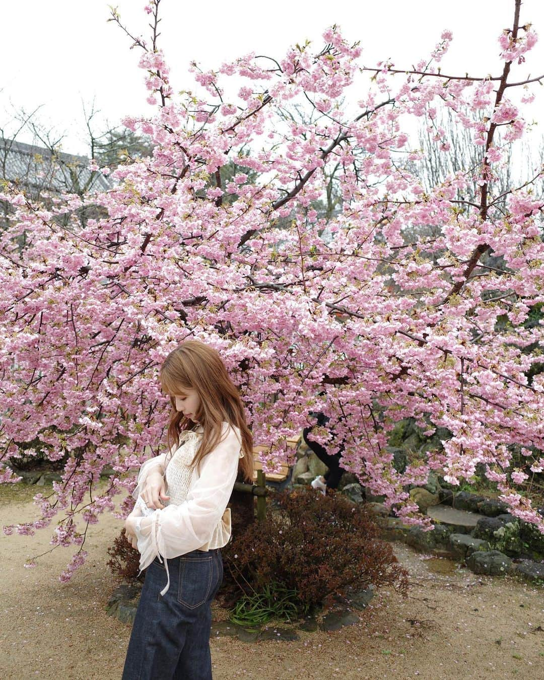 舟山久美子（くみっきー）さんのインスタグラム写真 - (舟山久美子（くみっきー）Instagram)「耕三寺と、未来心の丘へ♡ 自然とパワー漲るスポットへ。 大好きなメンバーと来れているので何だか疲れていた身体がどんどん元気になる🥰❣️ さすが　@naturalbeautycamp だなぁ🌸💫💫 . 最後の写真なんだかシュールで元気になるからスクロールしてみてね😹♡ #naturalbeautycamp  #ナチュラルビューティーキャンプ  #JR西日本  #せとうちパレット」3月4日 14時53分 - kumikofunayama