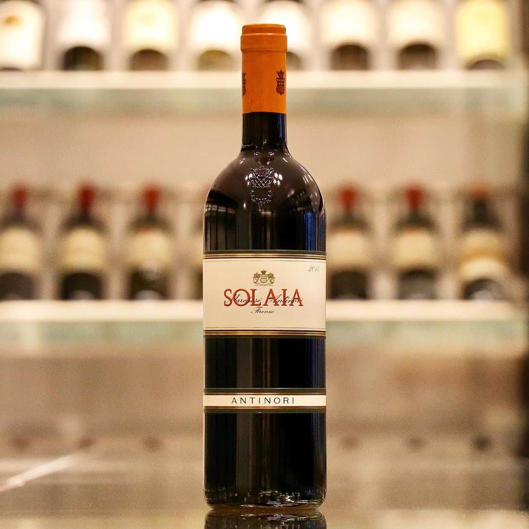 ワイン専門店エノテカ公式アカウントさんのインスタグラム写真 - (ワイン専門店エノテカ公式アカウントInstagram)「イタリアワインの歴史を変えた、名家アンティノリが造るもう一つのスーパータスカン“ソライア”。﻿ ﻿ ティニャネロの成功によりサンジョヴェーゼとカベルネ・ソーヴィニヨンの好相性が証明された事をきっかけに「その比率を逆にしたらどうか？」という遊び心から生まれた1本。﻿ ﻿ ボルドーワインにも引けを取らないエレガンスと力強さが特徴です。﻿ ﻿ ▼お買い物はプロフィールのリンクから﻿ @enoteca_wine﻿ ﻿ #エノテカ #enoteca #enoteca_wine #wine﻿ #tenutatignanello #antinori #テヌータティニャネロ #アンティノリ﻿ #solaia #ソライア﻿ #赤ワイン #イタリアワイン #トスカーナ﻿ #スーパータスカン #カベルネソーヴィニヨン #サンジョヴェーゼ﻿ #広尾 #ワインショップエノテカ広尾本店 #エノテカ広尾本店」3月4日 14時54分 - enoteca_wine
