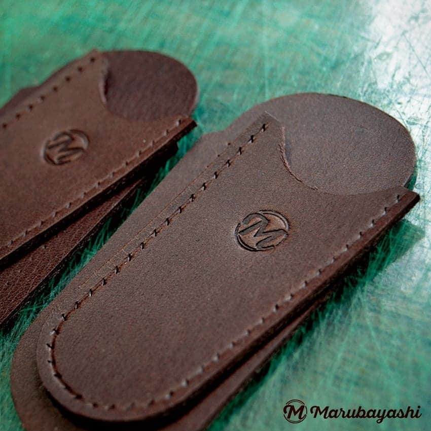 のインスタグラム：「* 糸切りばさみケース  ブログも更新しました。 https://marubayashi-leather.com/archives/7217  プロフィールのリンクから ブログにジャンプできます。  #糸切りばさみ #ハサミケース #leather #レザークラフト #leathercraft #leatherworks #革好き #loveleather #leatherdesign」