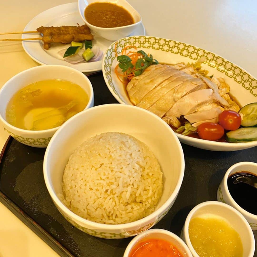 市原彩花さんのインスタグラム写真 - (市原彩花Instagram)「チキンライスの超有名🍚🐓✨ シンガポールの#チャターボックス 🇸🇬 . #チキンライス はシンガポールで1番の名物料理✨ シンガポール旅行情報誌のチキンライスのページには必ずこのお店が載っているので、味も知名度も間違いない😊 @veltra_official で予約すると、チキンライスとサテ、ミニパフェもついて来て、英語話せなくても予約と注文ができちゃいます😆 (ストーリーとプロフィールにURL載せてます🇸🇬) ホーカー(屋台)のチキンライスも美味しいけど、せっかくシンガポール来たなら最高級のチキンライスも試してみてはどうでしょう☺️💗 #chickenrice#チキンライス#海南鶏飯#シンガポールチキンライス#chatterbox#singaporefood#singaporefoodie#singaporetrip#singapore#シンガポール#シンガポール旅行#シンガポール観光#シンガポールご飯#シンガポールグルメ#シンガポール料理#シンガポール暮らし#シンガポール生活#シンガポール在住#シンガポール在住日本人#싱가포르#新加坡#ベルトラ#veltra#tabirepo#ベルトラ公認旅レポーター」3月4日 15時07分 - ayaka_ichihara