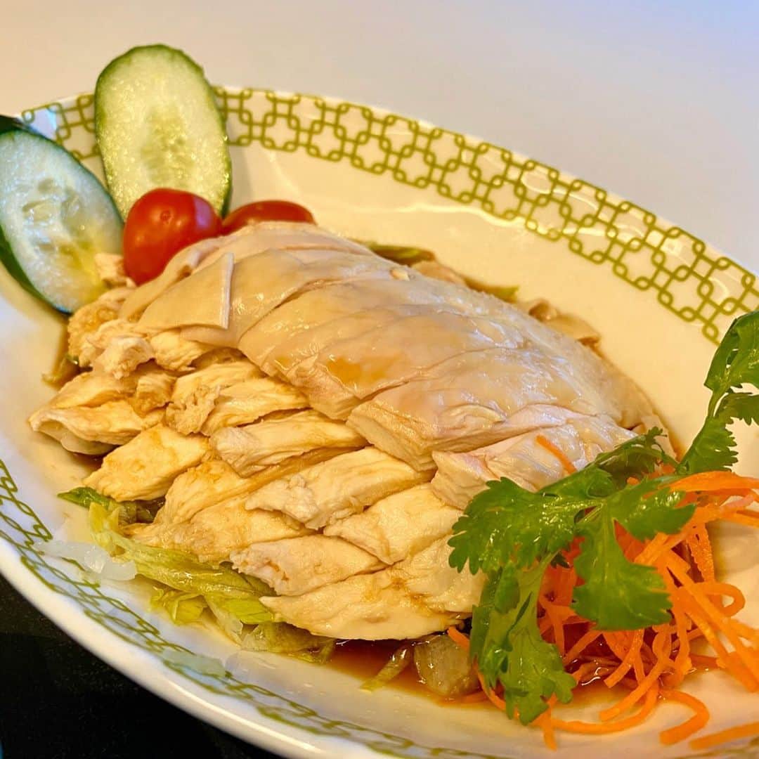 市原彩花さんのインスタグラム写真 - (市原彩花Instagram)「チキンライスの超有名🍚🐓✨ シンガポールの#チャターボックス 🇸🇬 . #チキンライス はシンガポールで1番の名物料理✨ シンガポール旅行情報誌のチキンライスのページには必ずこのお店が載っているので、味も知名度も間違いない😊 @veltra_official で予約すると、チキンライスとサテ、ミニパフェもついて来て、英語話せなくても予約と注文ができちゃいます😆 (ストーリーとプロフィールにURL載せてます🇸🇬) ホーカー(屋台)のチキンライスも美味しいけど、せっかくシンガポール来たなら最高級のチキンライスも試してみてはどうでしょう☺️💗 #chickenrice#チキンライス#海南鶏飯#シンガポールチキンライス#chatterbox#singaporefood#singaporefoodie#singaporetrip#singapore#シンガポール#シンガポール旅行#シンガポール観光#シンガポールご飯#シンガポールグルメ#シンガポール料理#シンガポール暮らし#シンガポール生活#シンガポール在住#シンガポール在住日本人#싱가포르#新加坡#ベルトラ#veltra#tabirepo#ベルトラ公認旅レポーター」3月4日 15時07分 - ayaka_ichihara