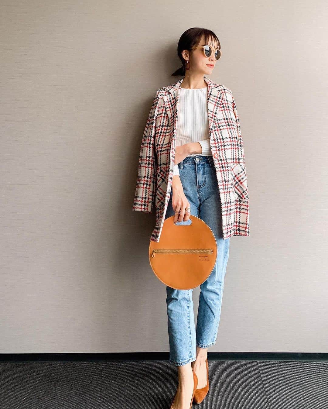 春名亜美さんのインスタグラム写真 - (春名亜美Instagram)「久々のジャケット&ヒール👠 最近外反母趾が酷くなってると思う😢 ・ #チェックジャケット(3/11発売) @fromfirstmusee  #リブタイトニット @fromfirstmusee  #👖 @fromfirstmusee  #BAG @fromfirstmusee  #👠 @manoloblahnikhq ・ ・ ・ ・ #fromfirstmusee #MUSEE #フロムファーストミュゼ #ママコーデ #ママコーデ」3月4日 15時10分 - amiharunaami