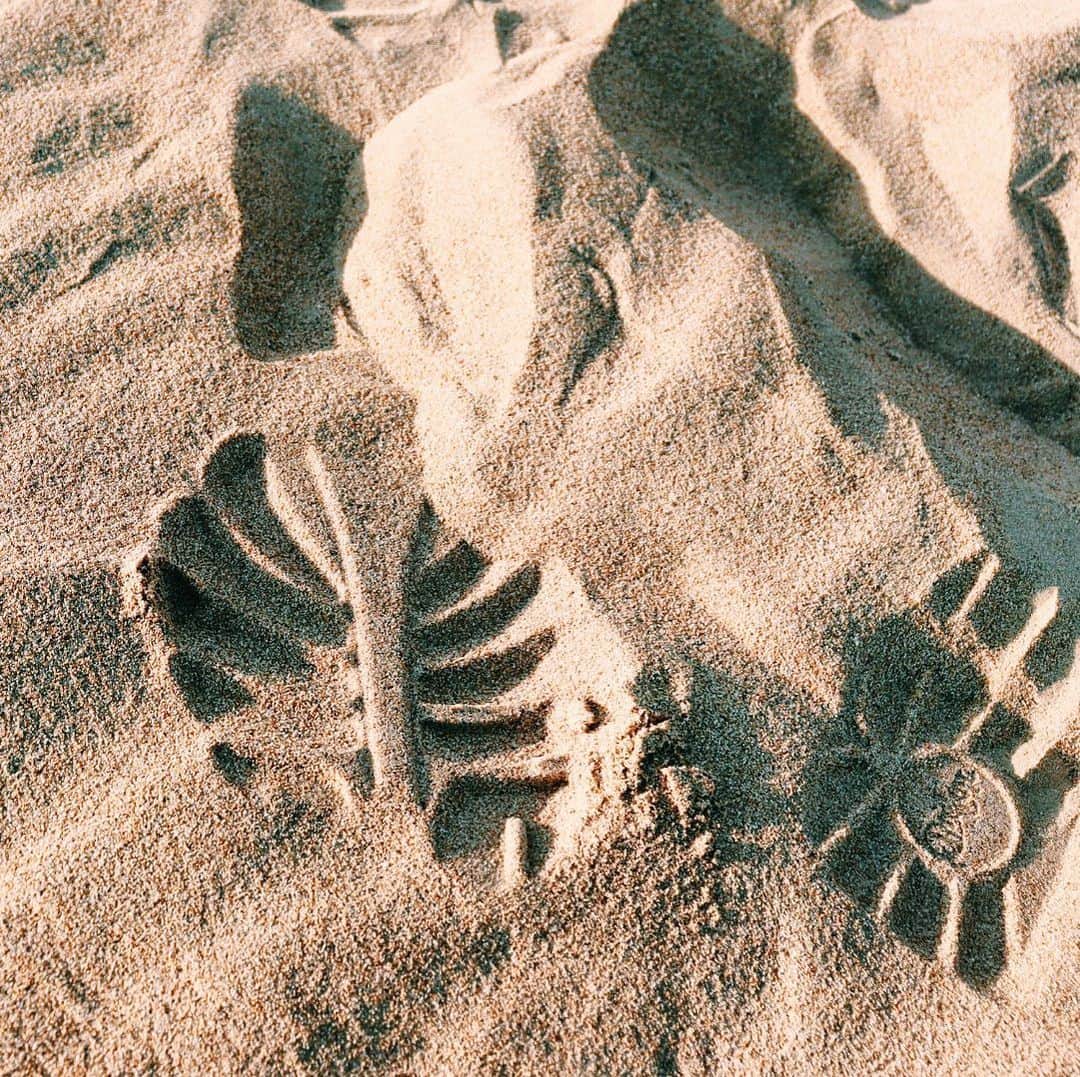 のインスタグラム：「誰かの靴の足跡が、 偶然にもパームジュメイラそのものでした🐾 ・ ・ 40年前は砂漠の荒野が広がっていた土地が、今ではUAEの中でも圧倒的な人気を誇り、 高層ビルが聳え立つゴージャスな観光都市になるなんて、時代の移り変わりというのは凄いですね。 「ドバイは石油で潤っている」と思っている方も多いかもしれませんが、実際に石油資源が豊富なのはアブダビのほうで、 ドバイは観光や貿易、不動産といった非石油部門からの収入がほとんどなのです。 1人当たりの高いGDPと世界クラスのインフラがドバイの不動産投資に付加価値を与えているのだとか。 たしかに、世界の主要都市とを結ぶ スーパーハブ空港・エミレーツがあることはかなり大きいですよね✈️ ・ ・ 次、ヨーロッパに行く際は エミレーツでドバイを1.2日観光するトランジットプランも有りだなぁ〜♪♪ ・ ・ #dubai #UAE #パームジュメイラ #ドバイ #canonEOSkissx10」