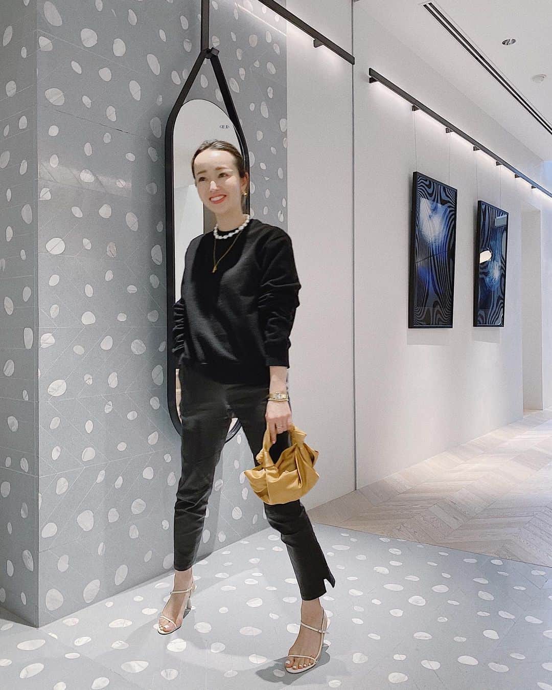 翁安芸さんのインスタグラム写真 - (翁安芸Instagram)「暖かかった先日サンダルに挑戦。スウェットに春小物🐼💛 #akiweng #tokyo #outfit #wardrobenyc #therow #maayapearls」3月4日 15時43分 - akinyc