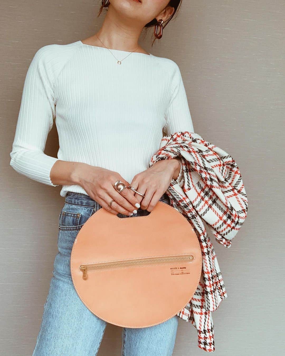 のインスタグラム：「いよいよ今週末3月8日で受注終了のBUDDY×MUSEEのラウンドレザーBAG🍊  サステナブル思想をベースとした素材選びとデザインのリファインです。  ヌメ革なので、使い込むと経年変化をし、柔らかくなっていくのも楽しみ♡  こちらのバッグは 「（ownerオーナー）」と「date（日付）」は空欄となっております。 こちらはご購入頂いた方のお名前と日付をご自身でご記入いただくことができ、ご自身への、大切な方へのプレゼントなど記念にもなります🌼 WEB SHOP&店頭で受注受けております📋 ・ ・  @fromfirstmusee  #fromfirstmusee #MUSEE #フロムファーストミュゼ #BUDDY」