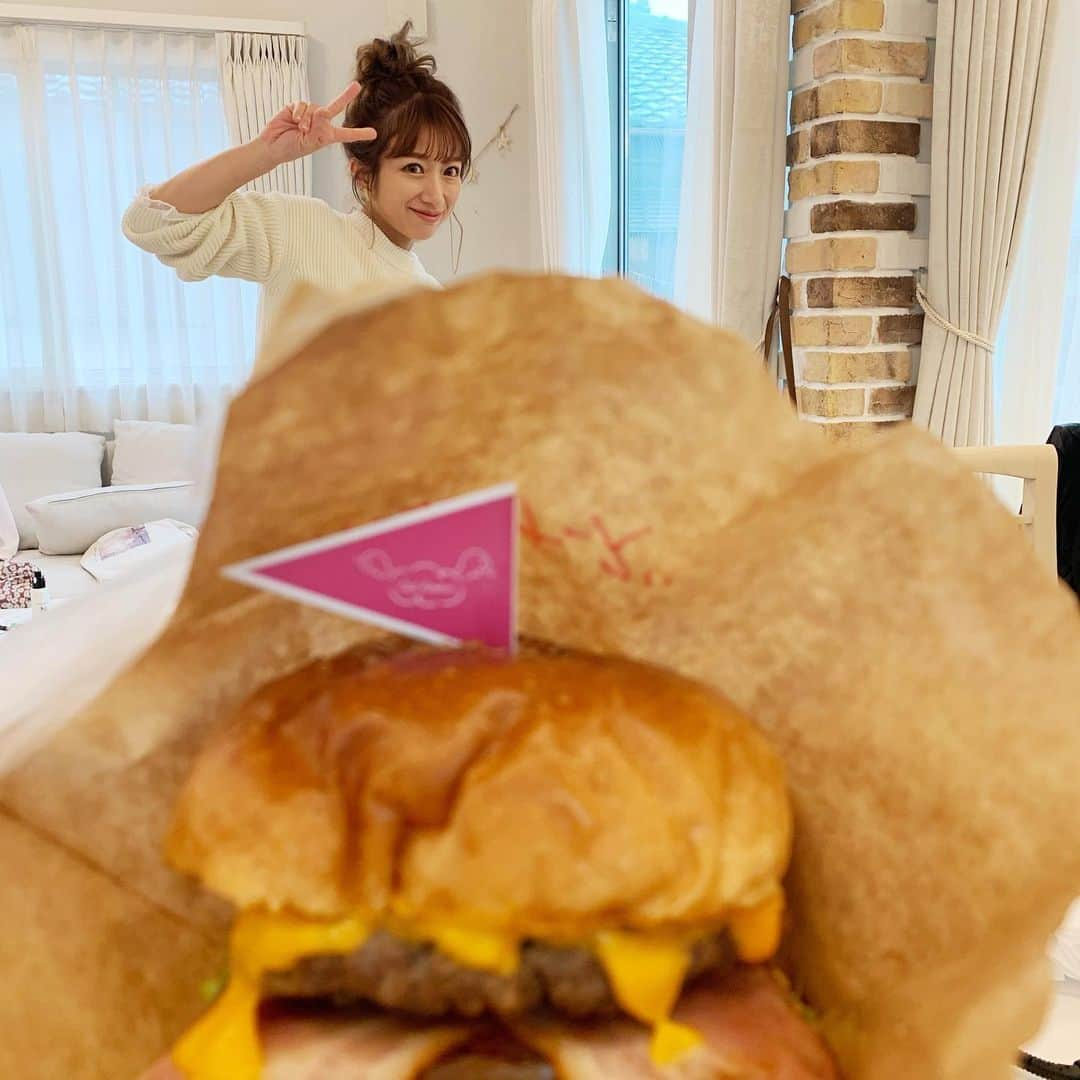 杉浦太陽さんのインスタグラム写真 - (杉浦太陽Instagram)「ハンバーガー撮りたいのに、 ノンにピントが合うw  シエルアムールのベーコンチーズバーガー🥓🍔 @sugiurataiyou_official  #シエルアムール #ハンバーガー #激ウマ #ベーコンチーズバーガー #撮りたいのに #ピントはノンにw #カメラがノンを撮りたがるw」3月4日 16時03分 - sugiurataiyou_official