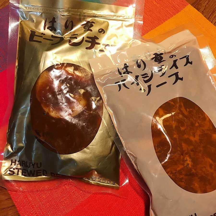 塚田文のインスタグラム：「大好きな🥰はり重🍽✨ レトルトが有れば定休日に悲しむ事もない✌️✨😬 出かけ難い今の状況下でも、ネット注文出来て自宅で食べられるのは嬉しい😆✨ 宅配業者の方々は忙しくされているのだろうな…。 様々な業者さんが色々な影響を受けていますね。  牛乳の行き場など…畜産業や農業の方々が窮地に立たされません様に。  見ると買っちゃう六花亭のマルセイバターサンド💕お供はミルクティーかカフェラテ☕️ #はり重 #はり重レトルト#はり重大好き #定休日も怖くない  #牛乳飲もう #バター使おう#牛乳好き #バター好き#野菜好き #農畜産物 #宅配業者さんありがとう #宅配業者さんお疲れ様です  #六花亭 #マルセイバターサンド  #日常の幸せに感謝 #家族の健康 #まずは #身近な方の笑顔 #健康を考えて #そして #多くの人の為に  #トイレットペーパー #買占めないで #涙  #wewillnotlose #covid2019」