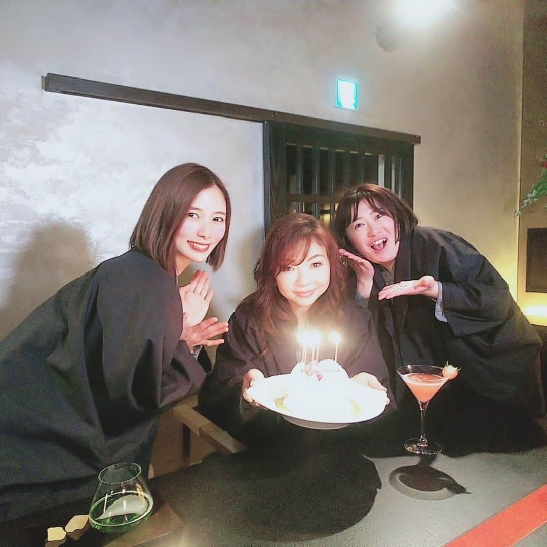 モモコさんのインスタグラム写真 - (モモコInstagram)「はてさて、先月のお誕生日月間、沢山の皆様ありがとうございました💕 ロケ先でも、ケーキ用意していただき感激でした💕  世の中は、心配事だらけですね。 学校が休みになり、親はパートを休まなくてないけなくなり、お店は休まなきゃいけなくなり、どこへも行けなくなり経済もストップ…。 本当に早く落ちついて欲しいです。  S.MOMOは、時間を短縮して、明日からの営業時間は12時〜18時までです。  #ハイヒールモモコ #👠 #👠🍑 #CHANEL #シャネラー #グルメ #誕生日月間 #エスモモ #smomo」3月4日 16時04分 - highheel_momoko